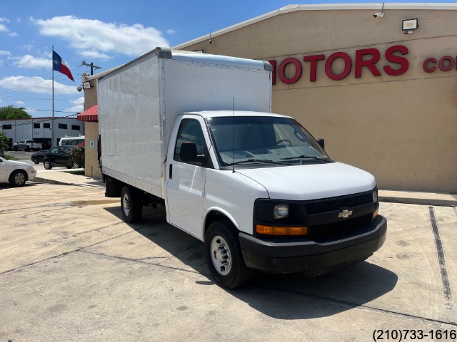 2016 Chevrolet Express Cutaway photo 2