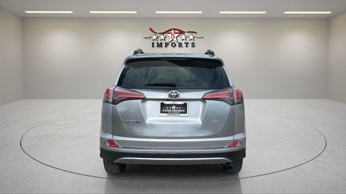 2017 Toyota RAV4 XLE - Photo 4