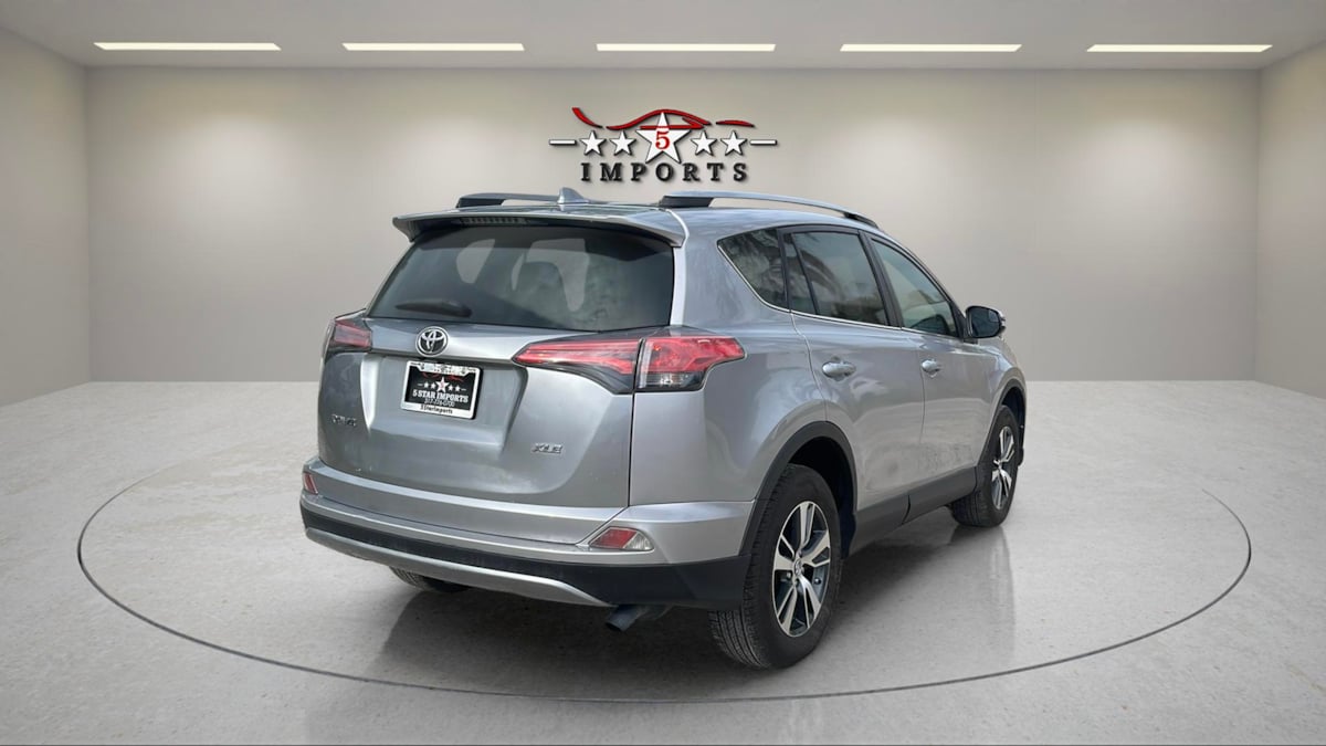 2017 Toyota RAV4 XLE - Photo 5