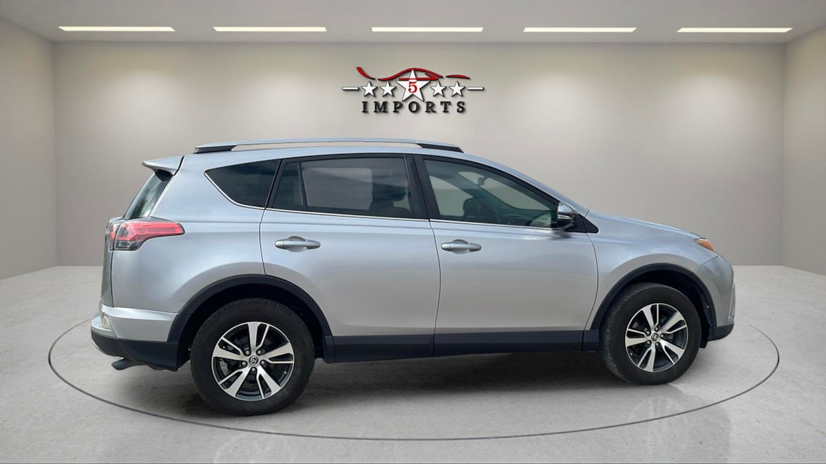 2017 Toyota RAV4 XLE - Photo 6