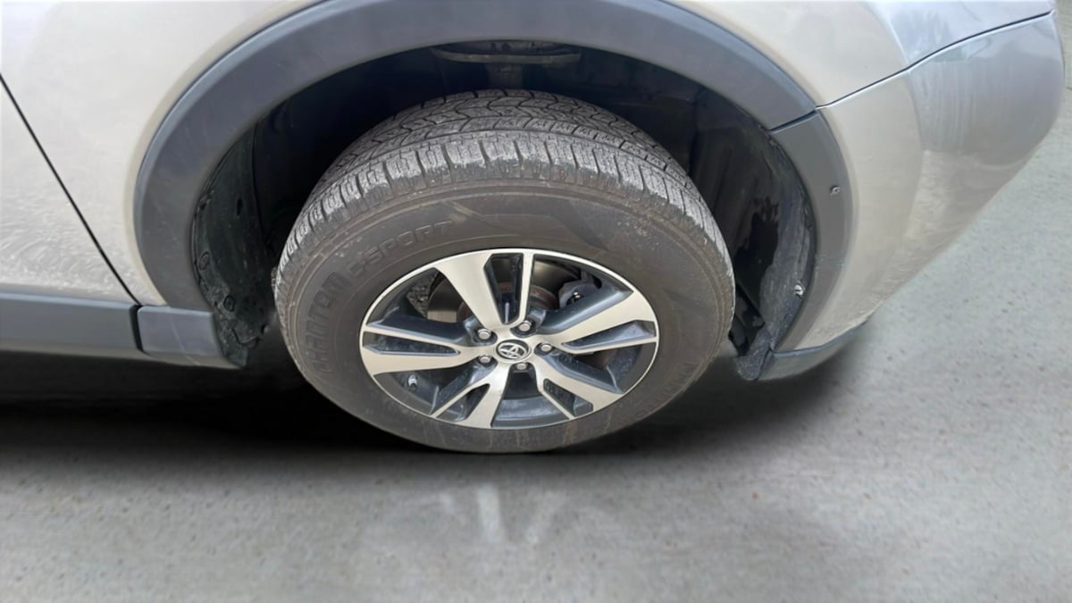 2017 Toyota RAV4 XLE - Photo 16