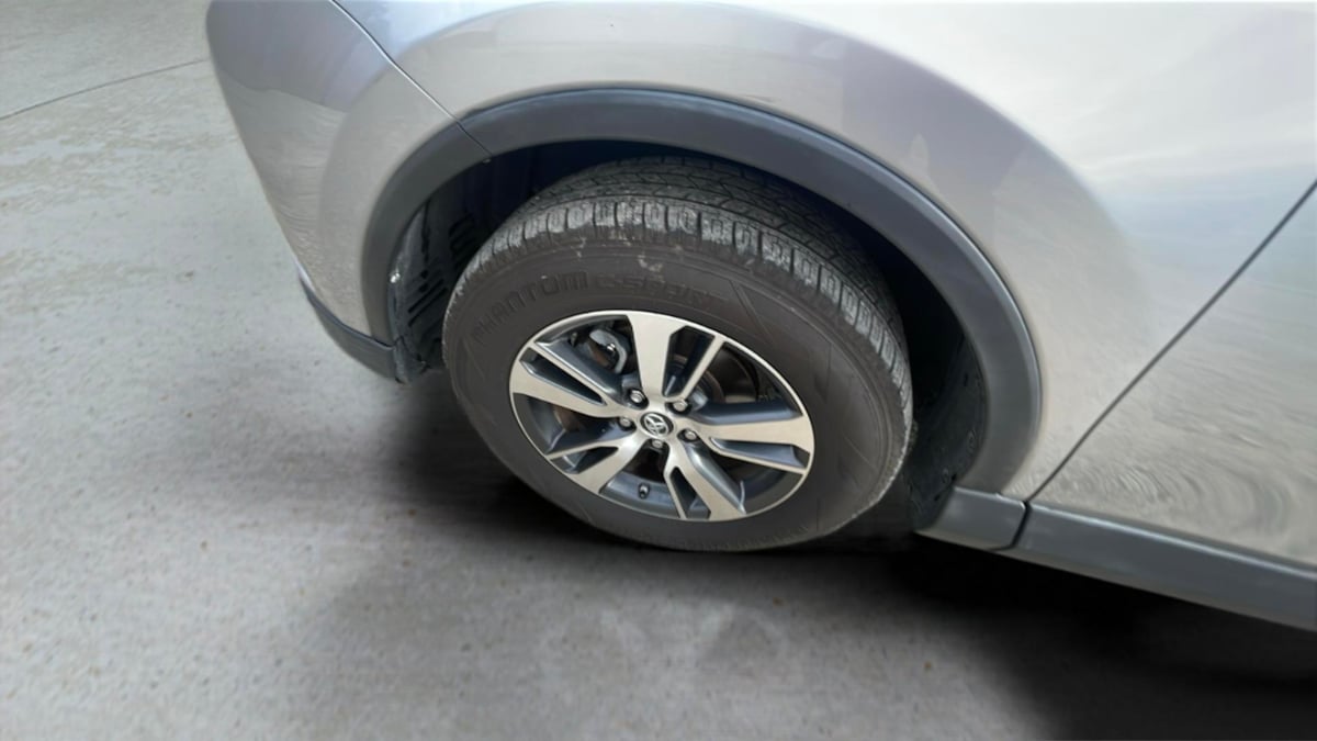 2017 Toyota RAV4 XLE - Photo 18