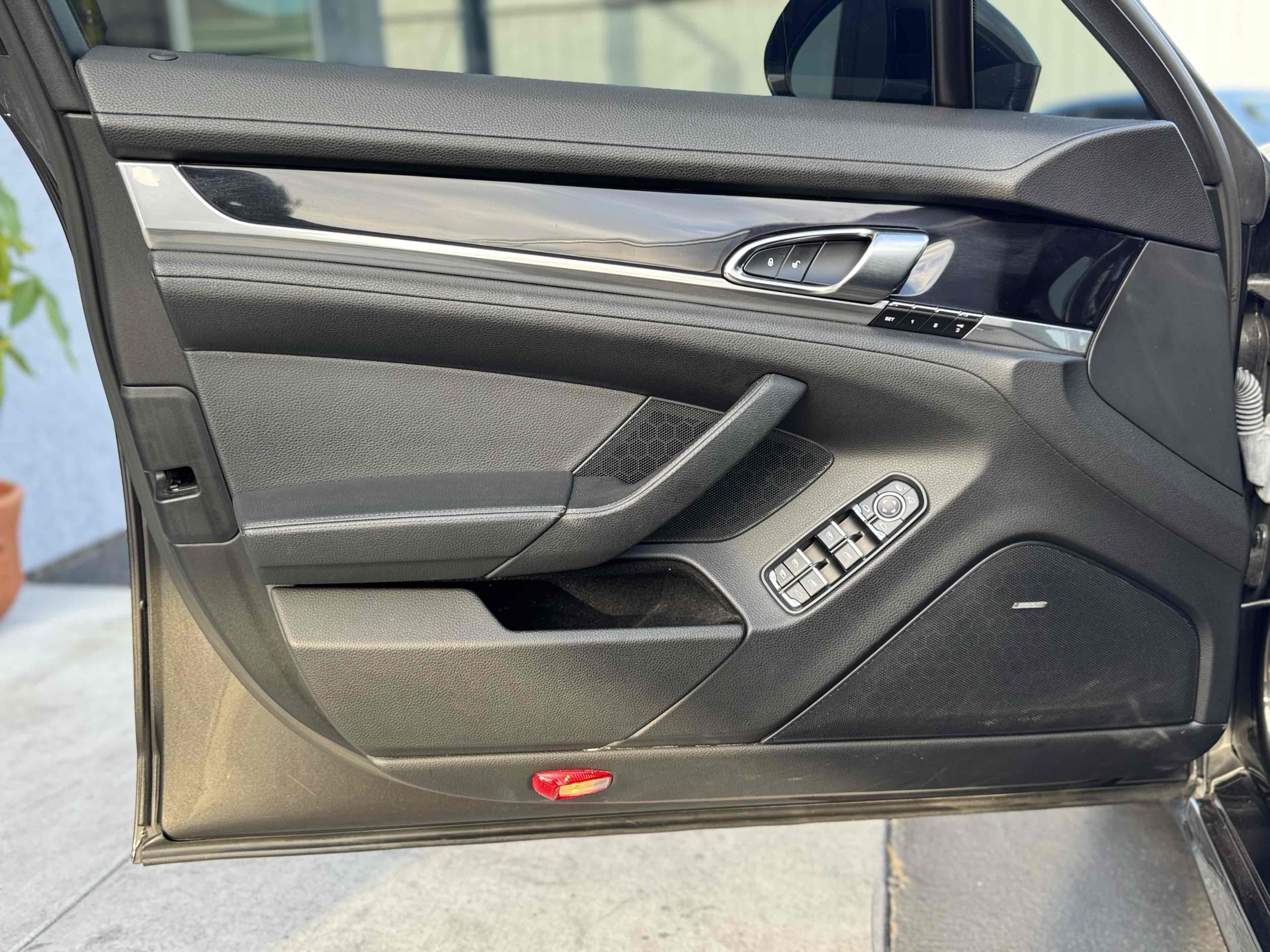 2014 Porsche Panamera S photo 31