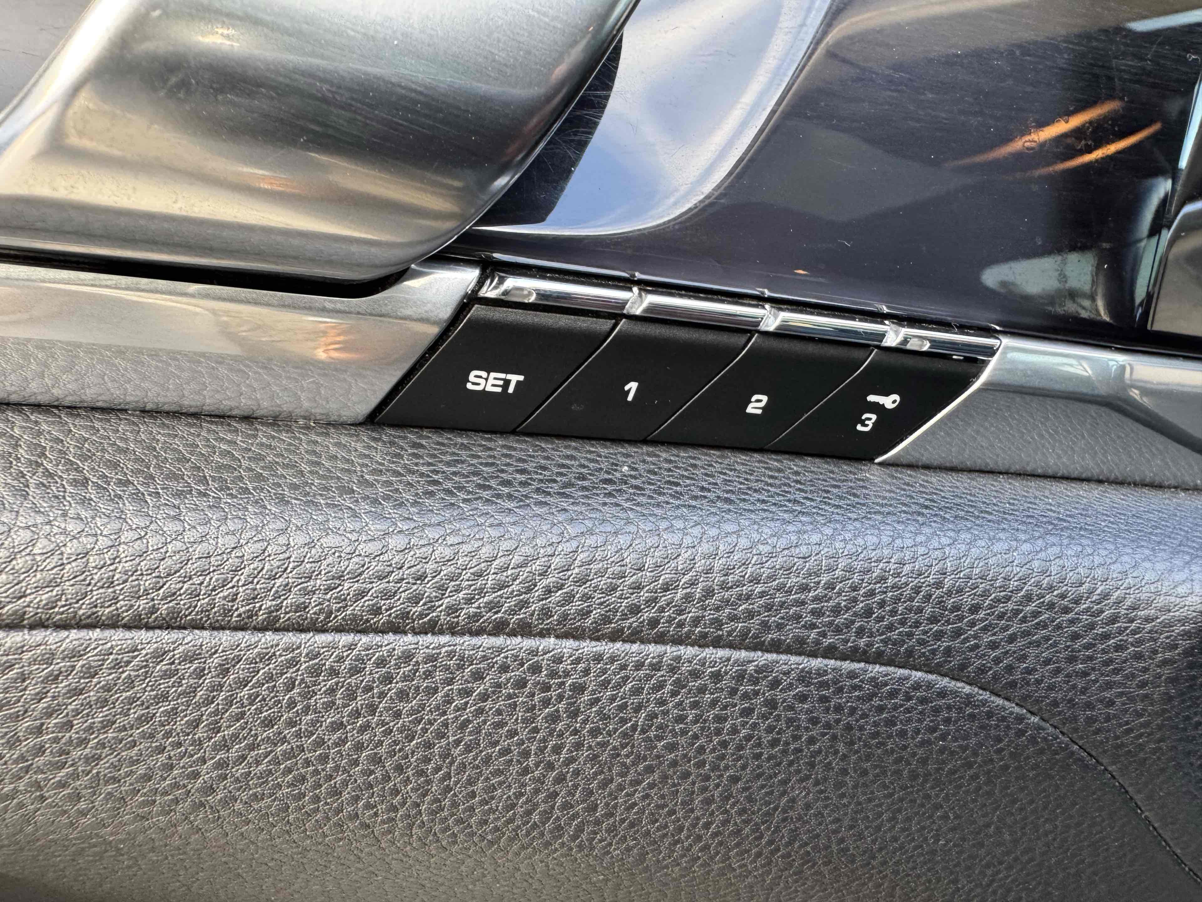 2014 Porsche Panamera S photo 32