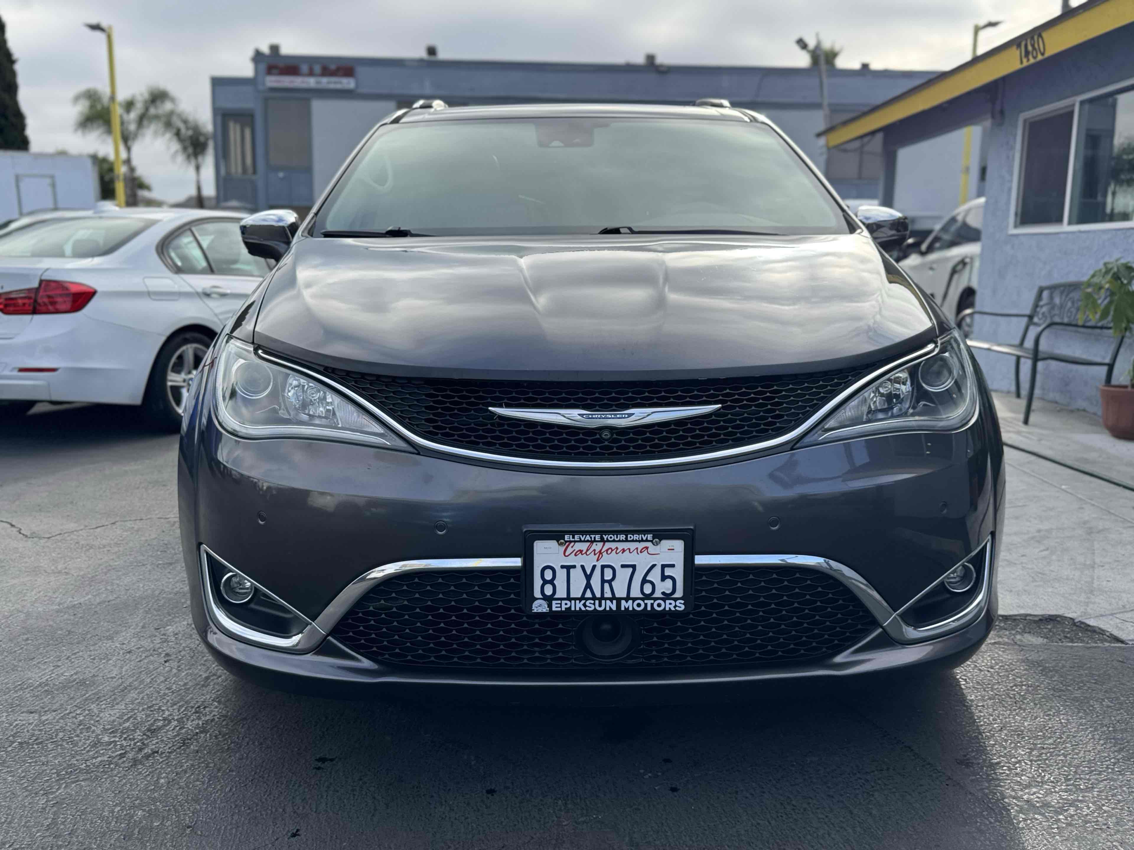 2017 Chrysler Pacifica Limited photo 2