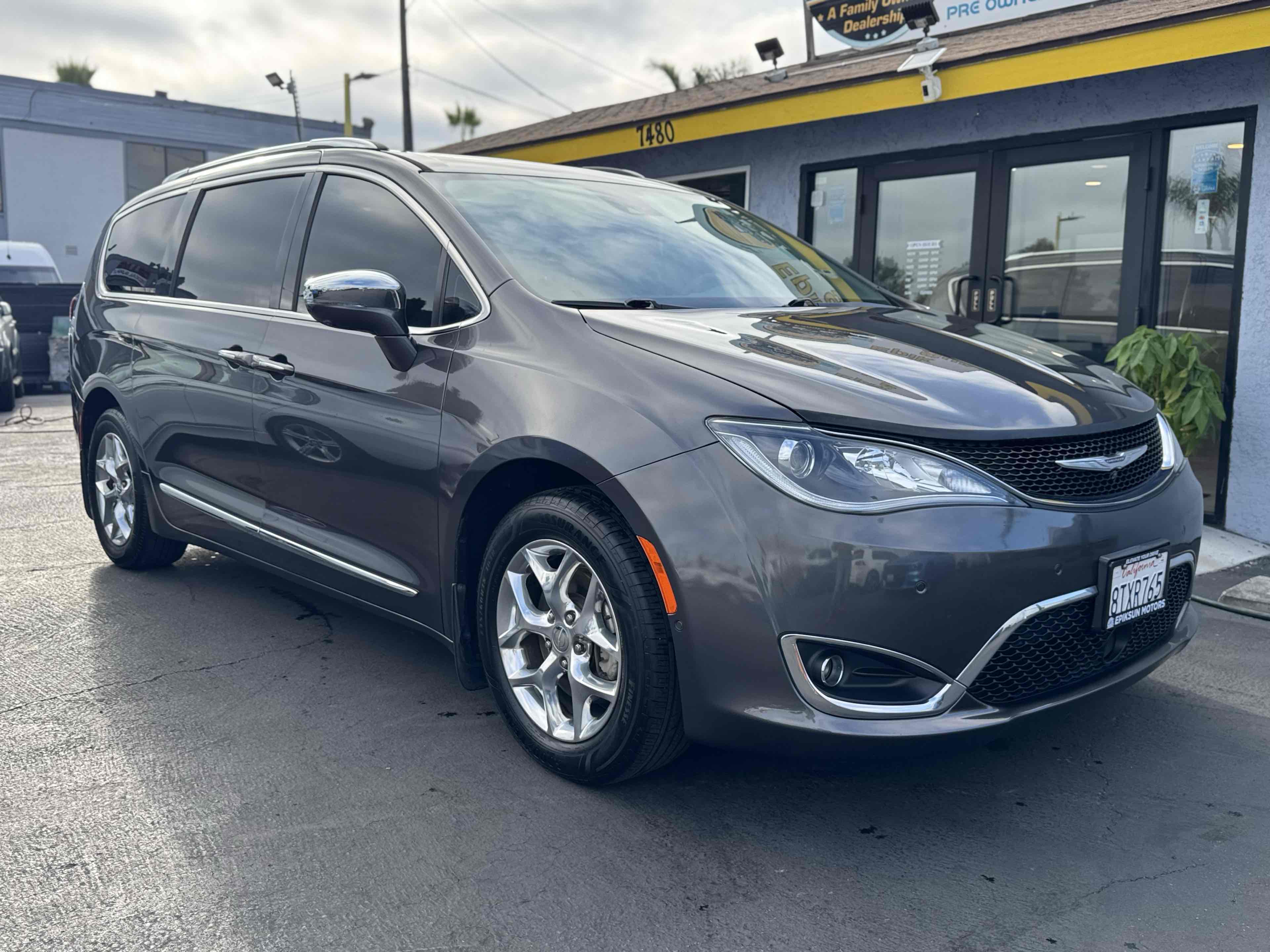2017 Chrysler Pacifica Limited photo 3
