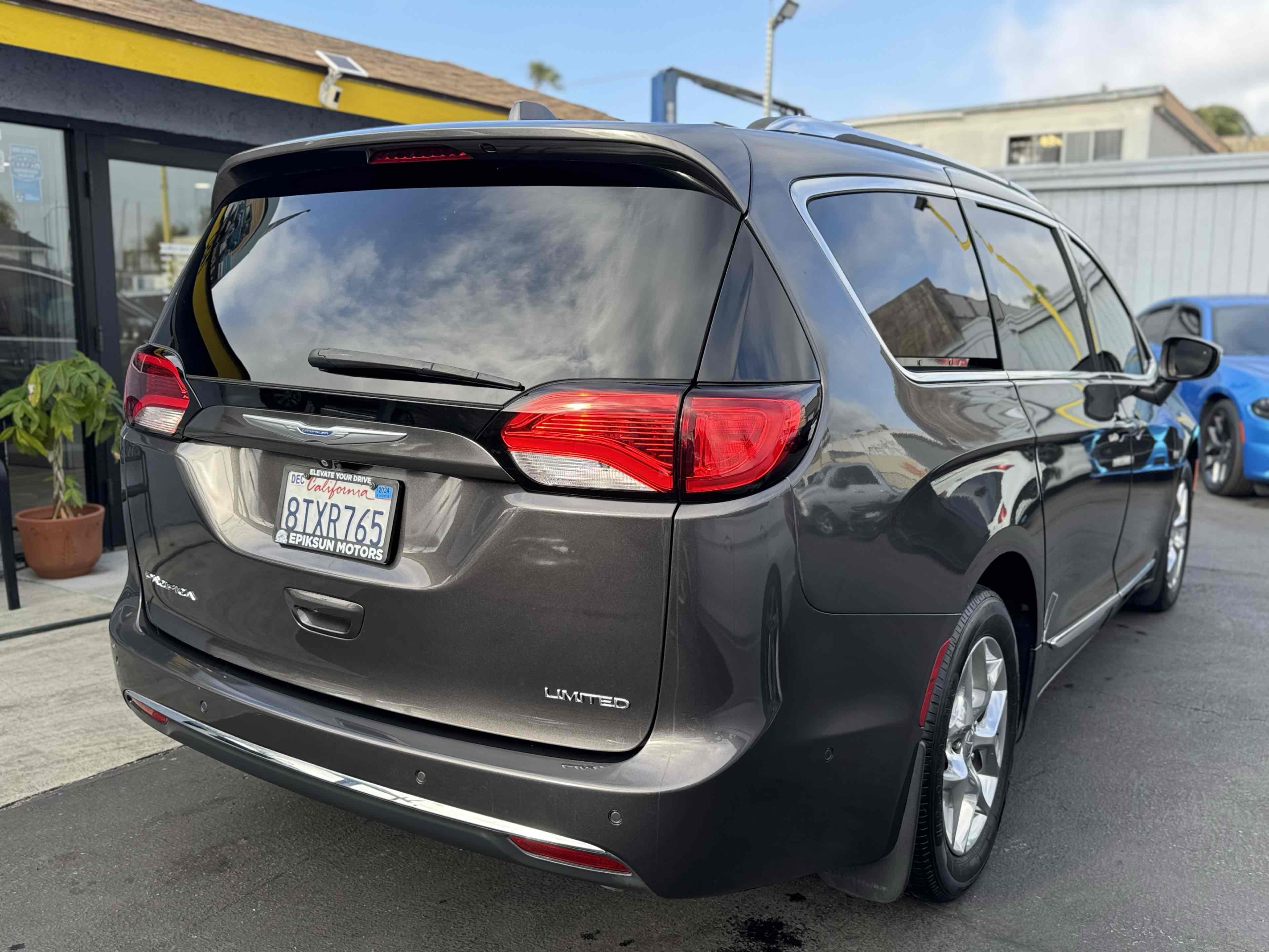 2017 Chrysler Pacifica Limited photo 4