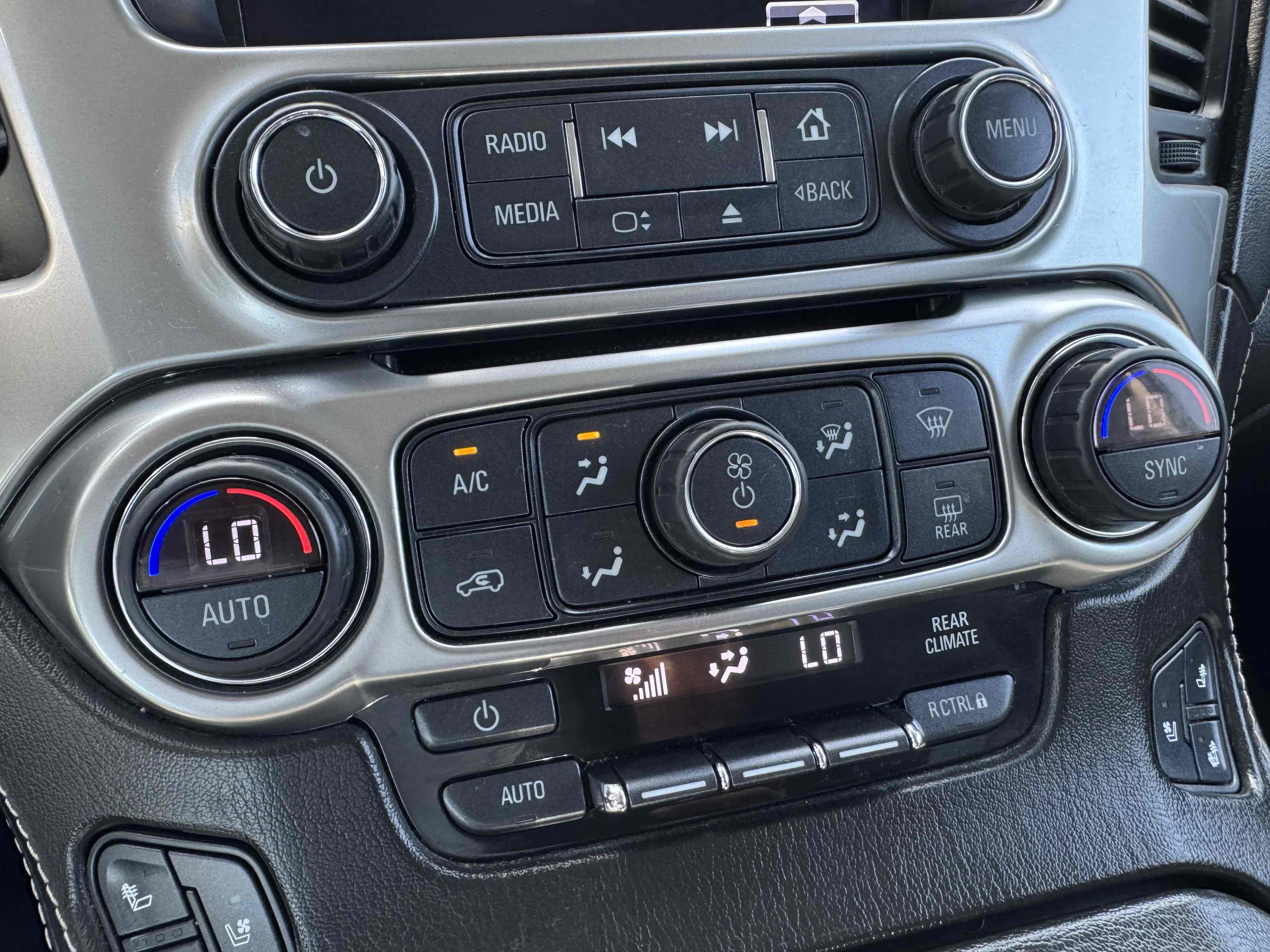 2018 Chevrolet Suburban Premier photo 26