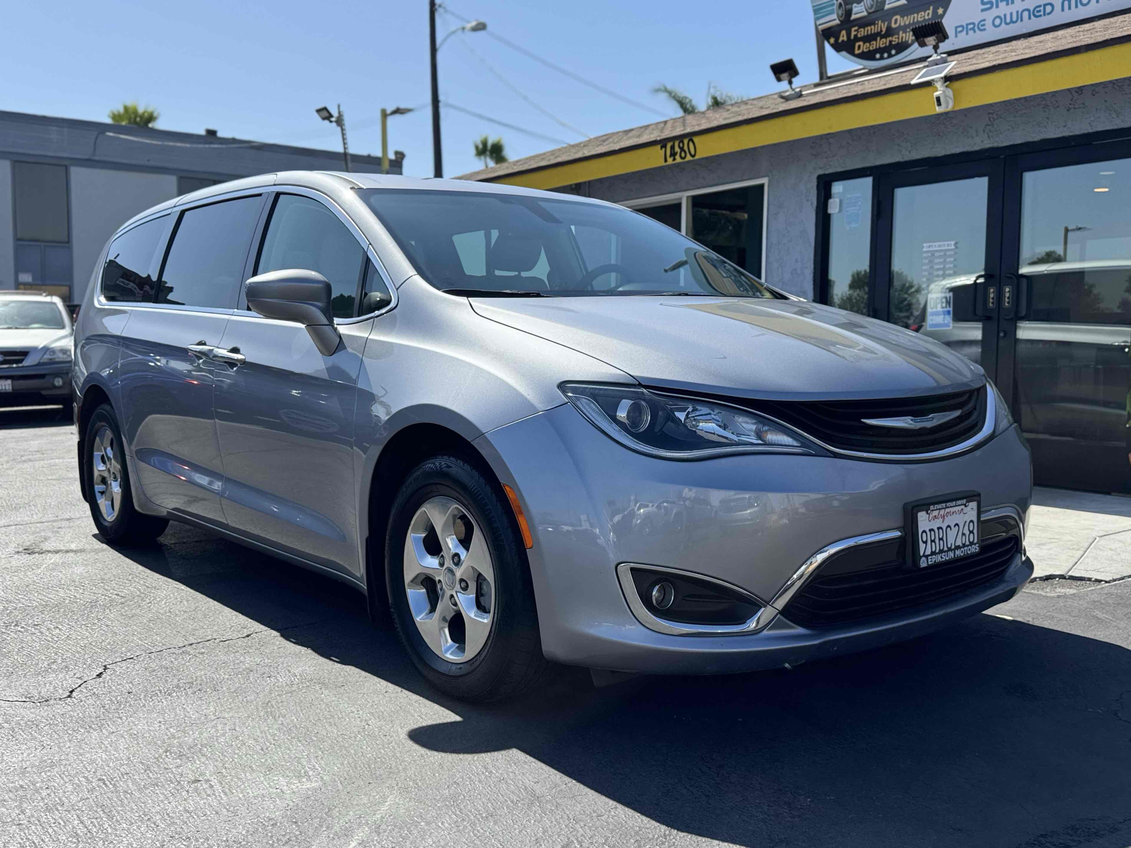 2019 Chrysler Pacifica Hybrid Touring Plus photo 2
