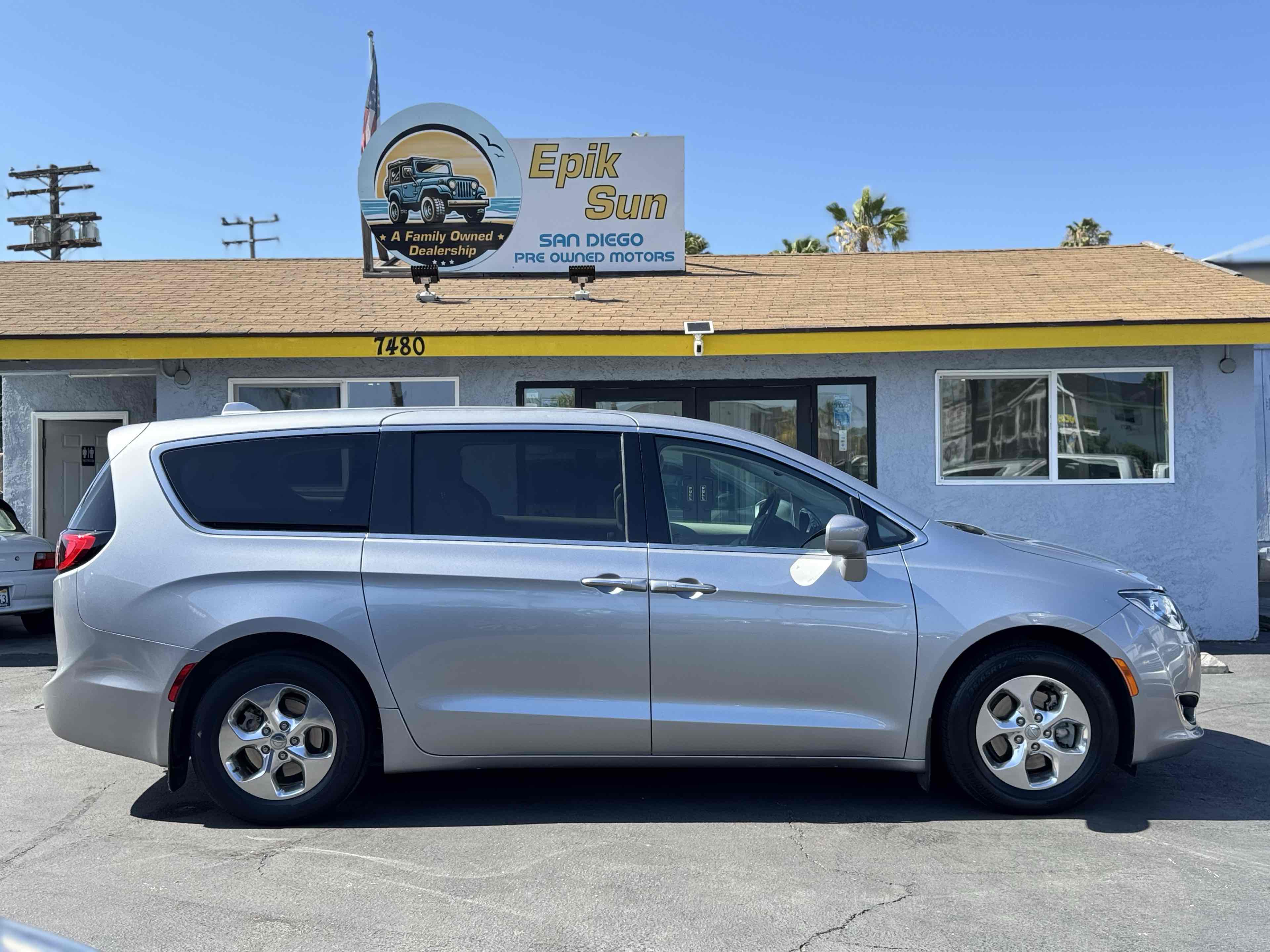 2019 Chrysler Pacifica Hybrid Touring Plus photo 3