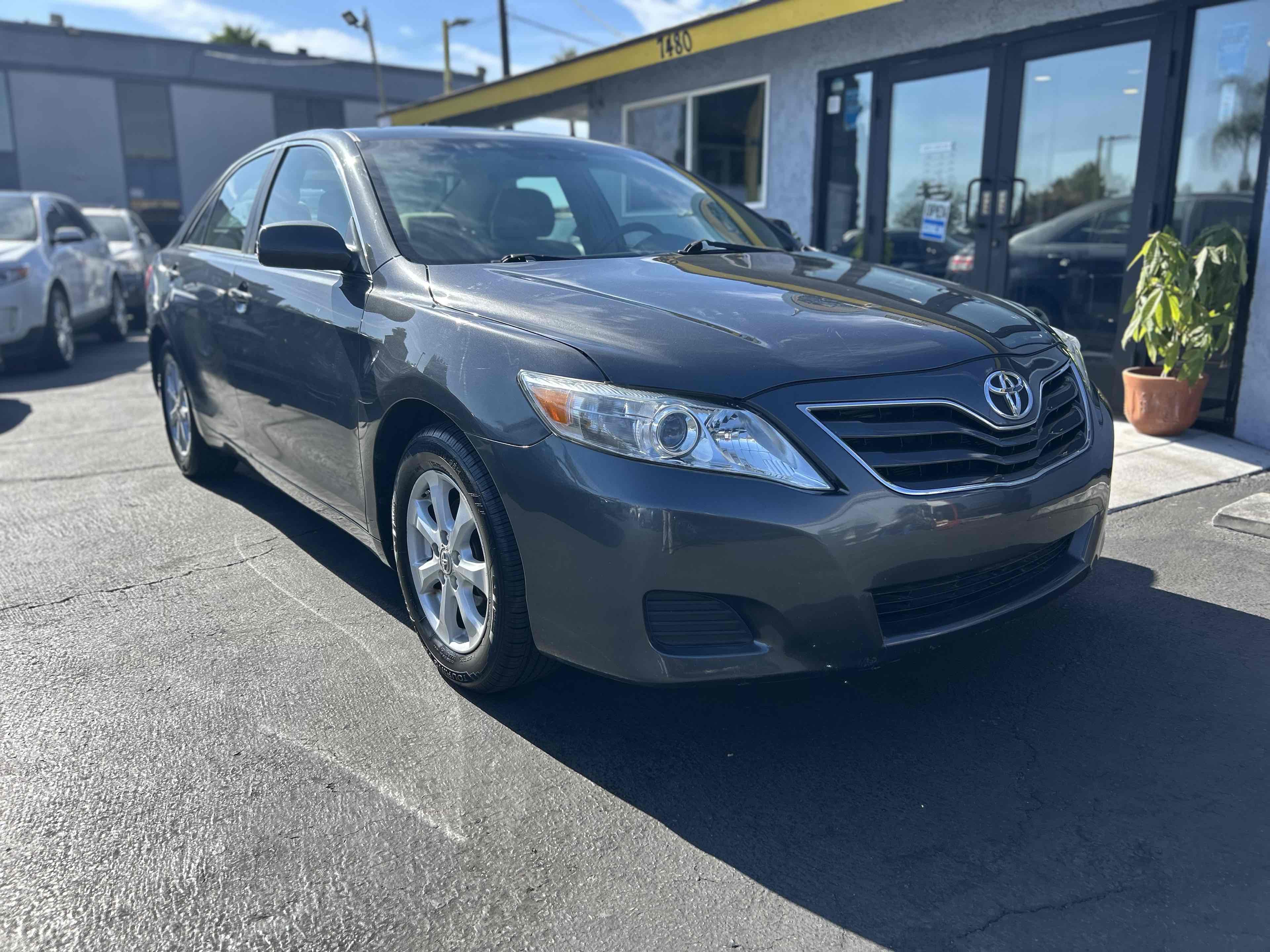 2011 Toyota Camry LE photo 2