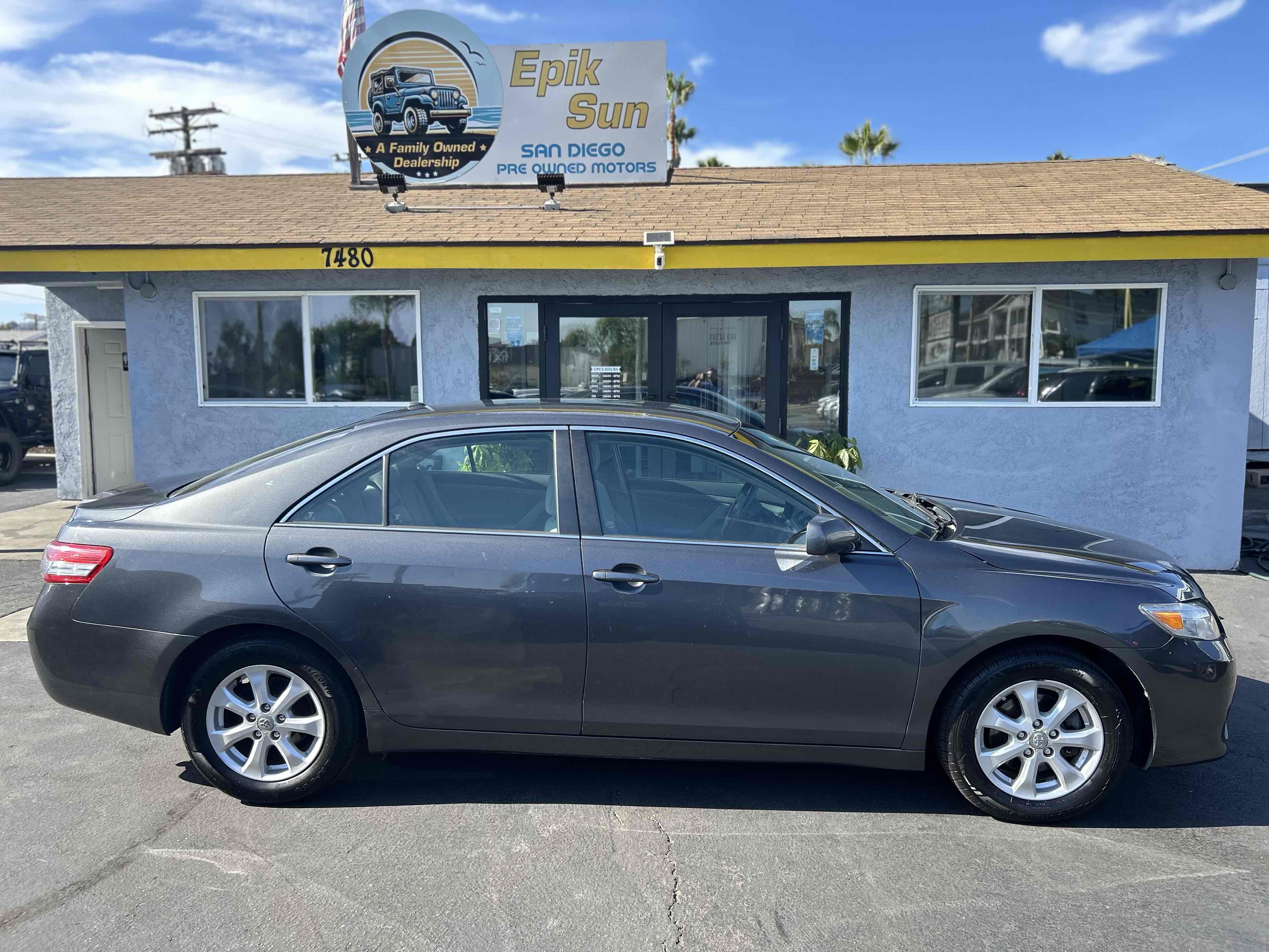 2011 Toyota Camry LE photo 3