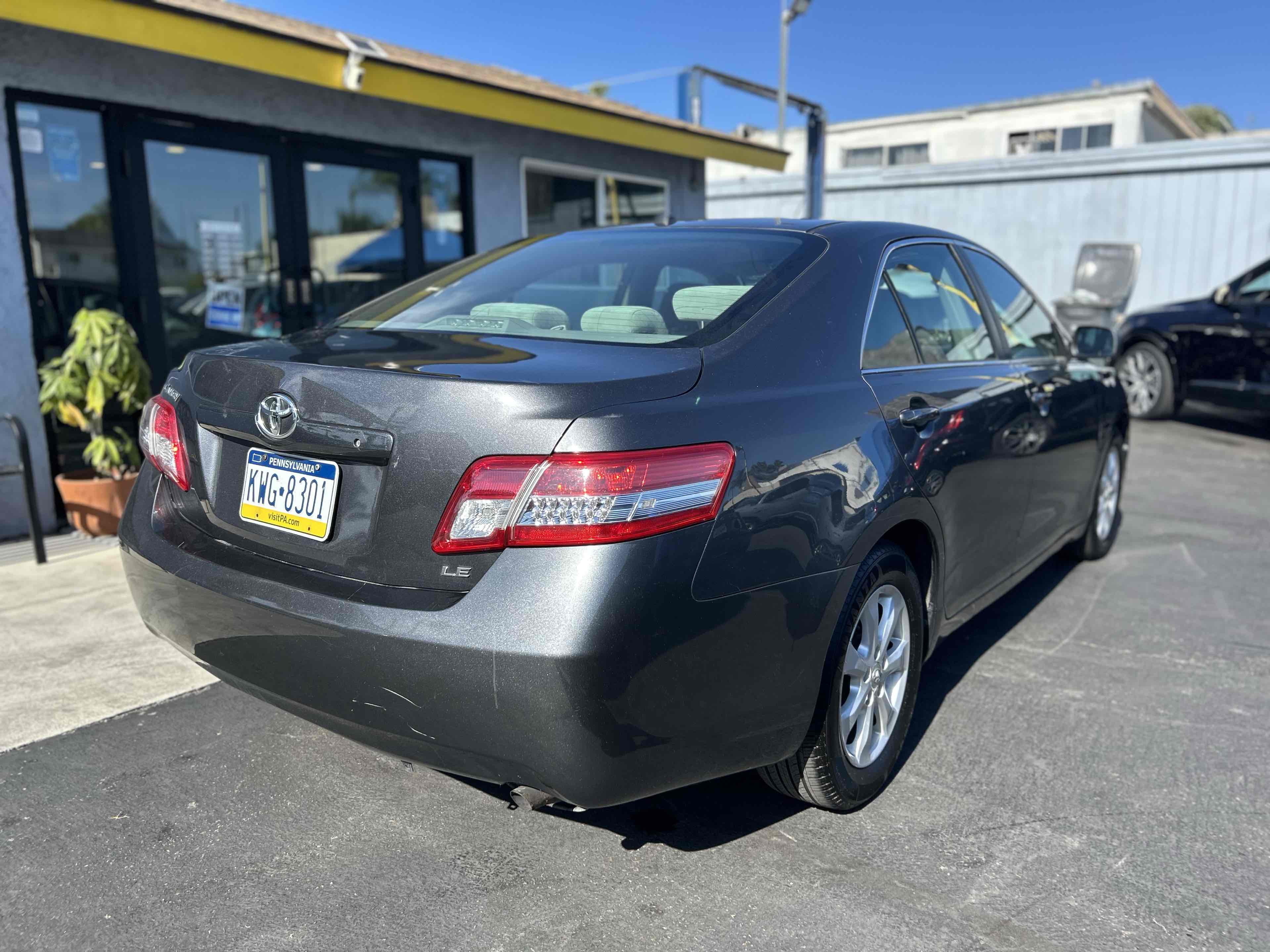 2011 Toyota Camry LE photo 4