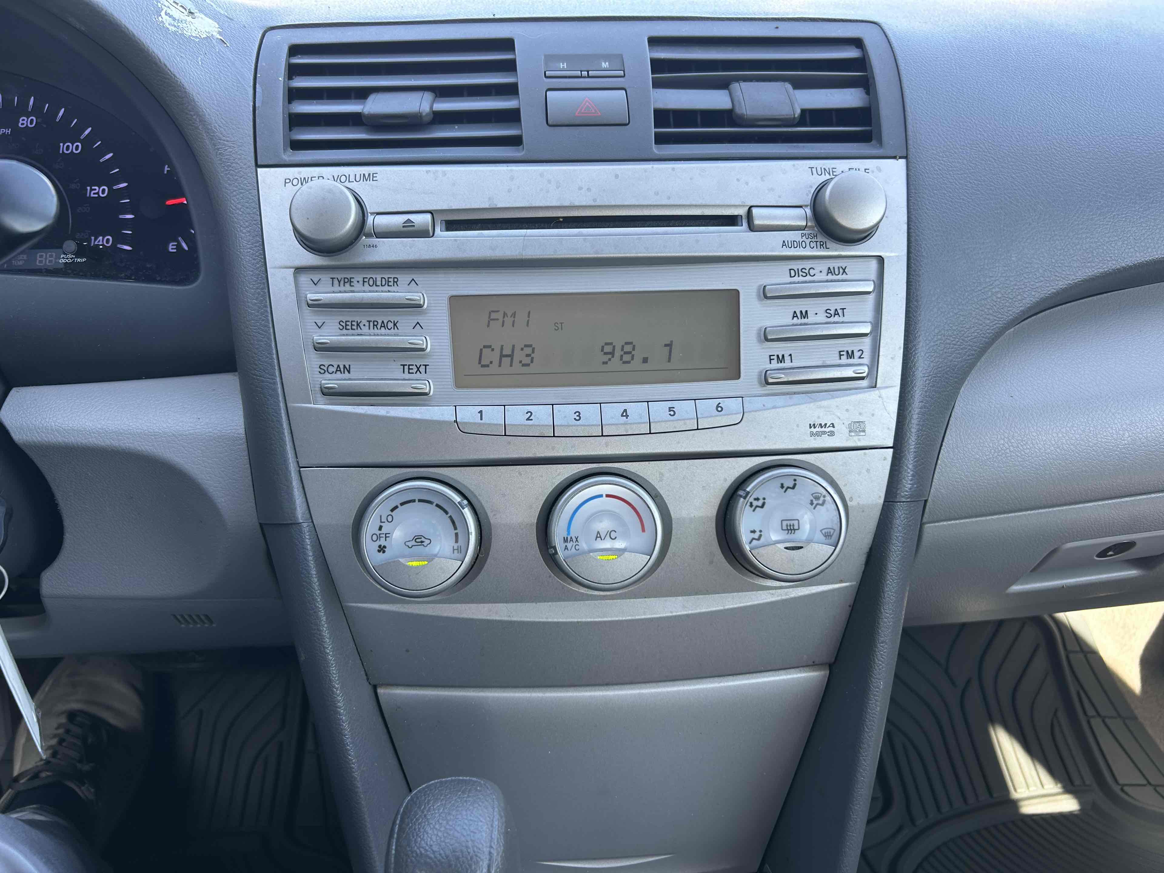 2011 Toyota Camry LE photo 15