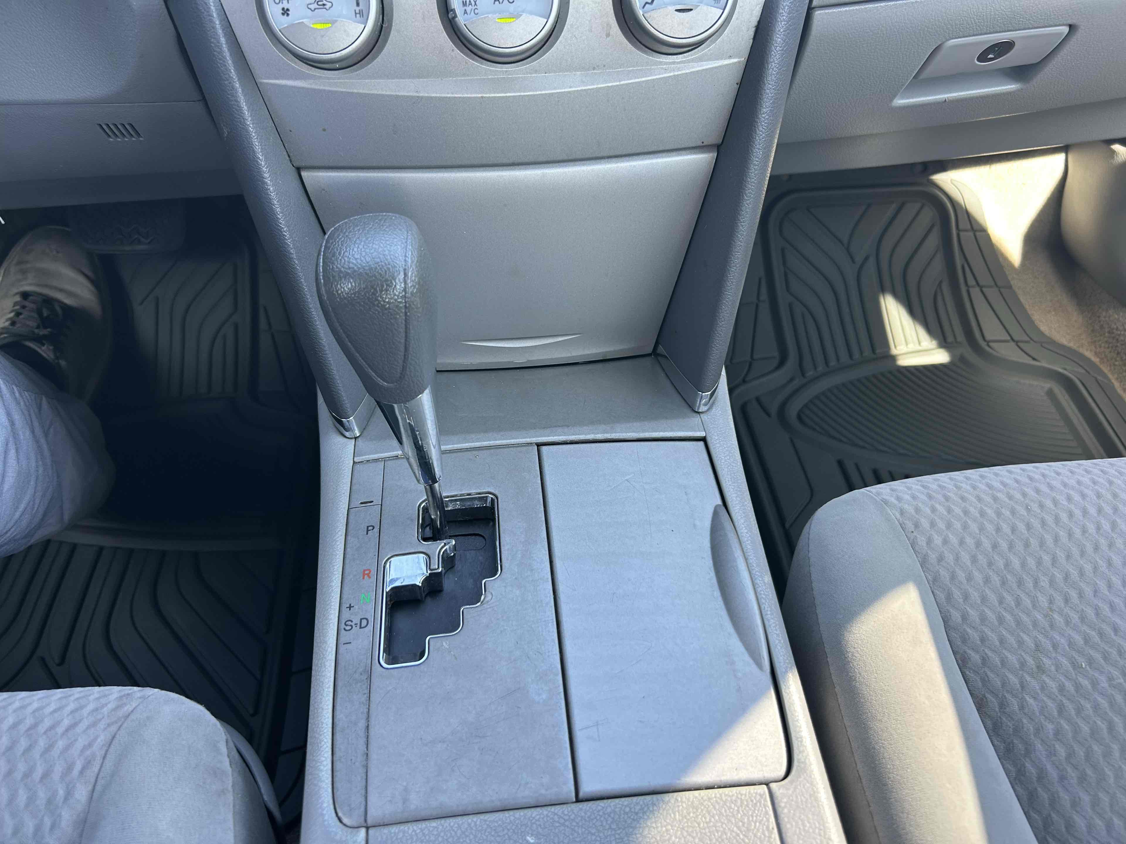 2011 Toyota Camry LE photo 16