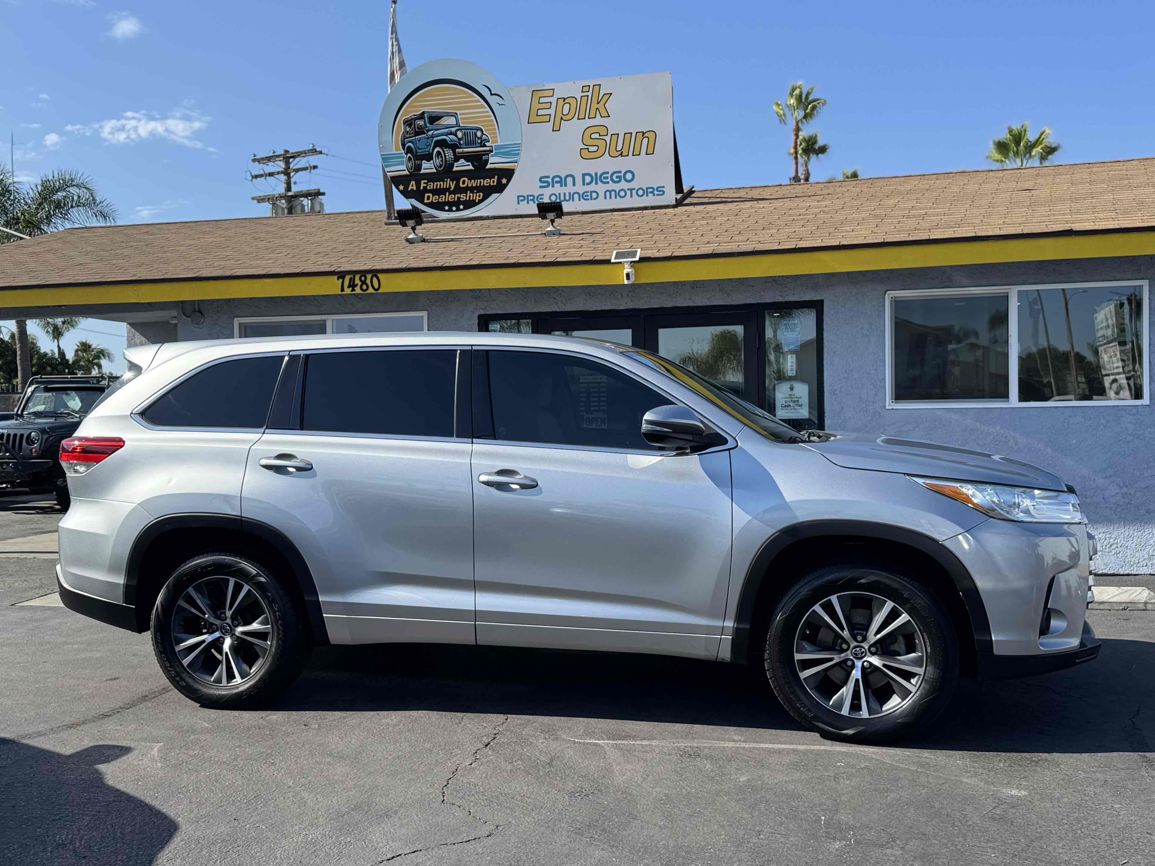 2017 Toyota Highlander LE photo 4