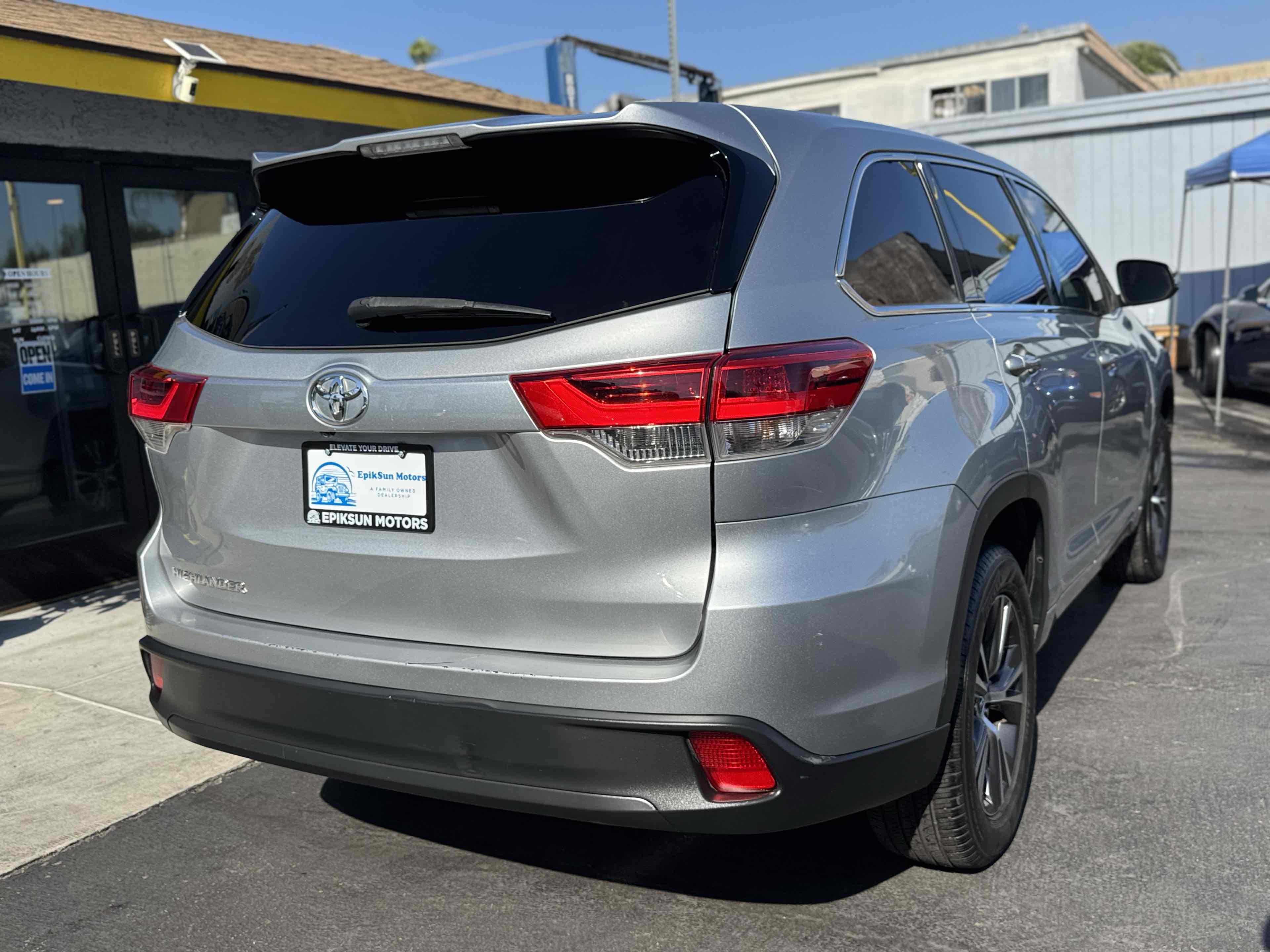 2017 Toyota Highlander LE photo 5