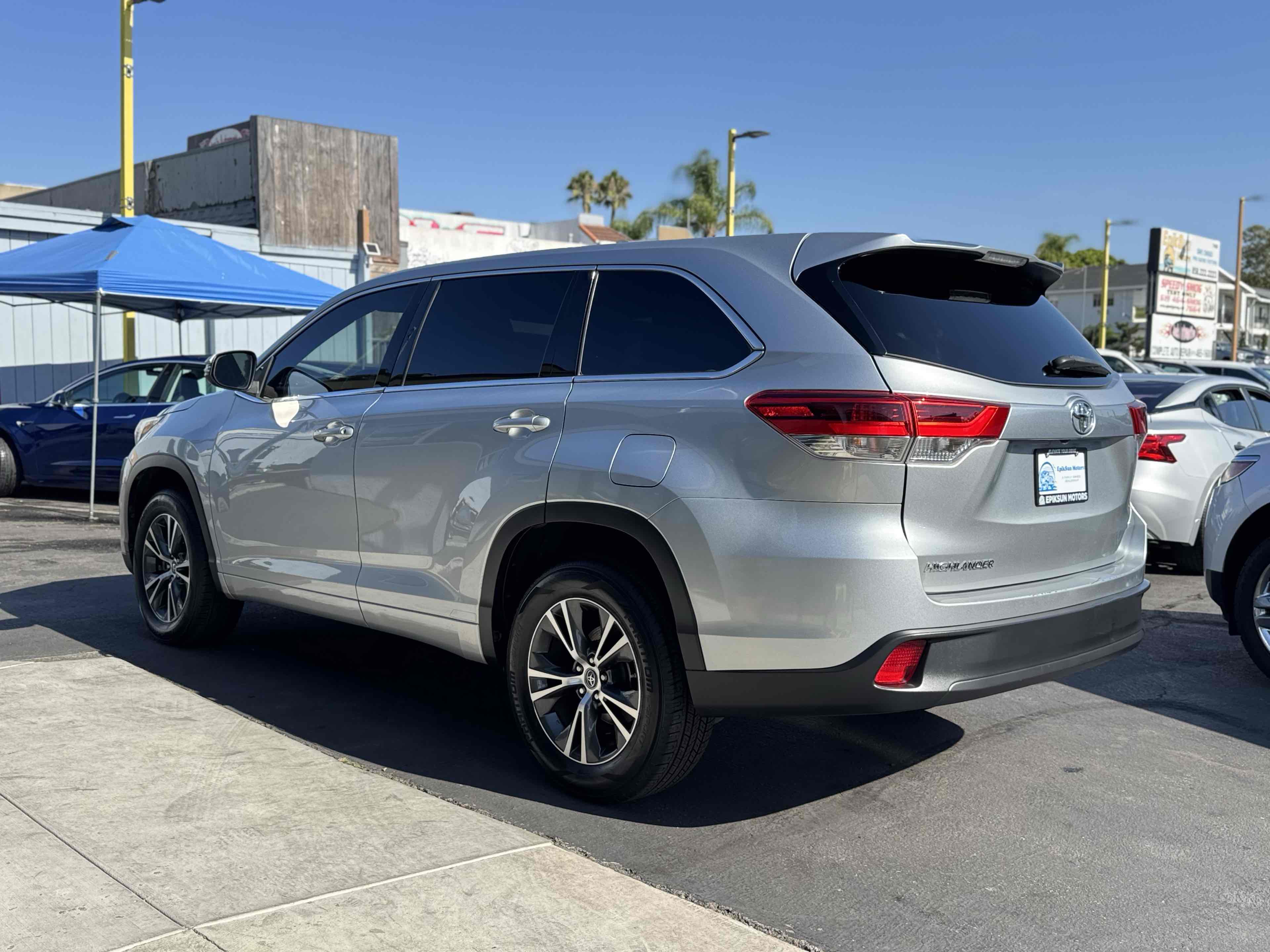 2017 Toyota Highlander LE photo 6