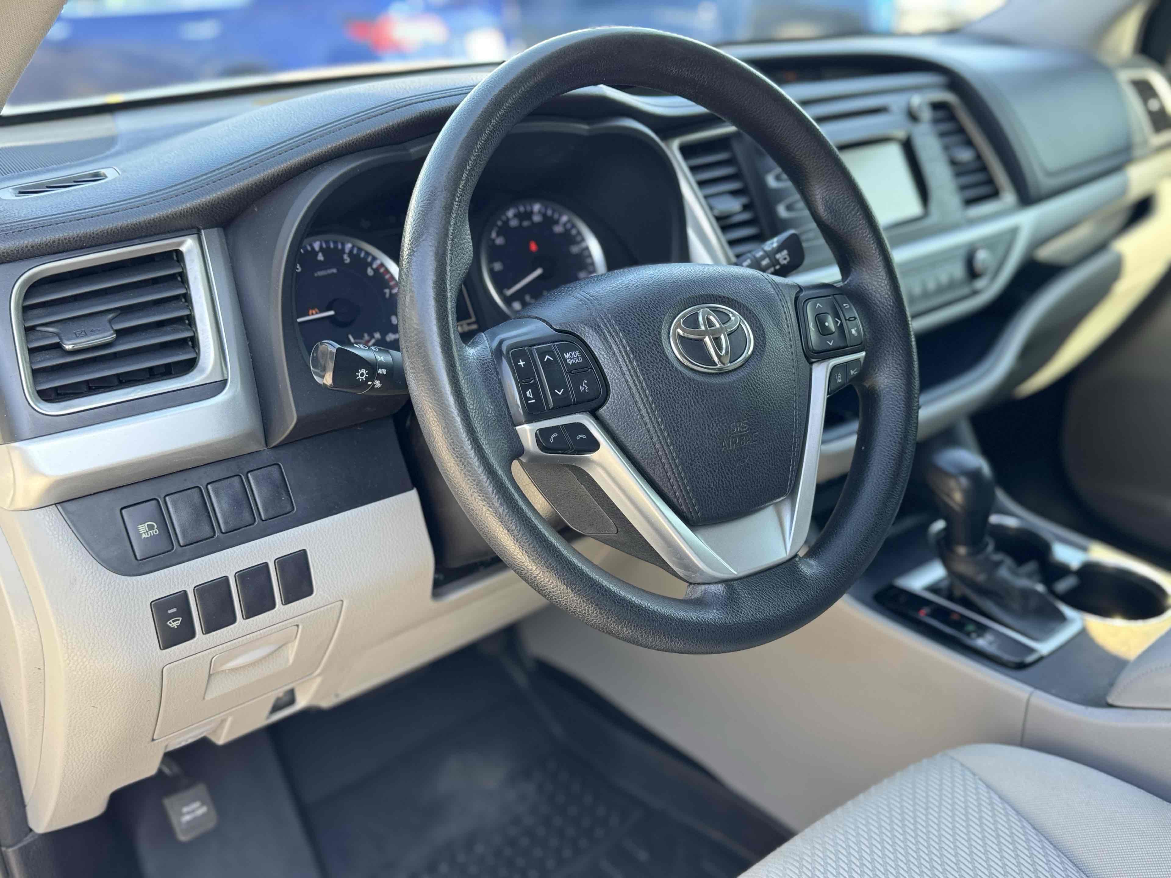 2017 Toyota Highlander LE photo 11