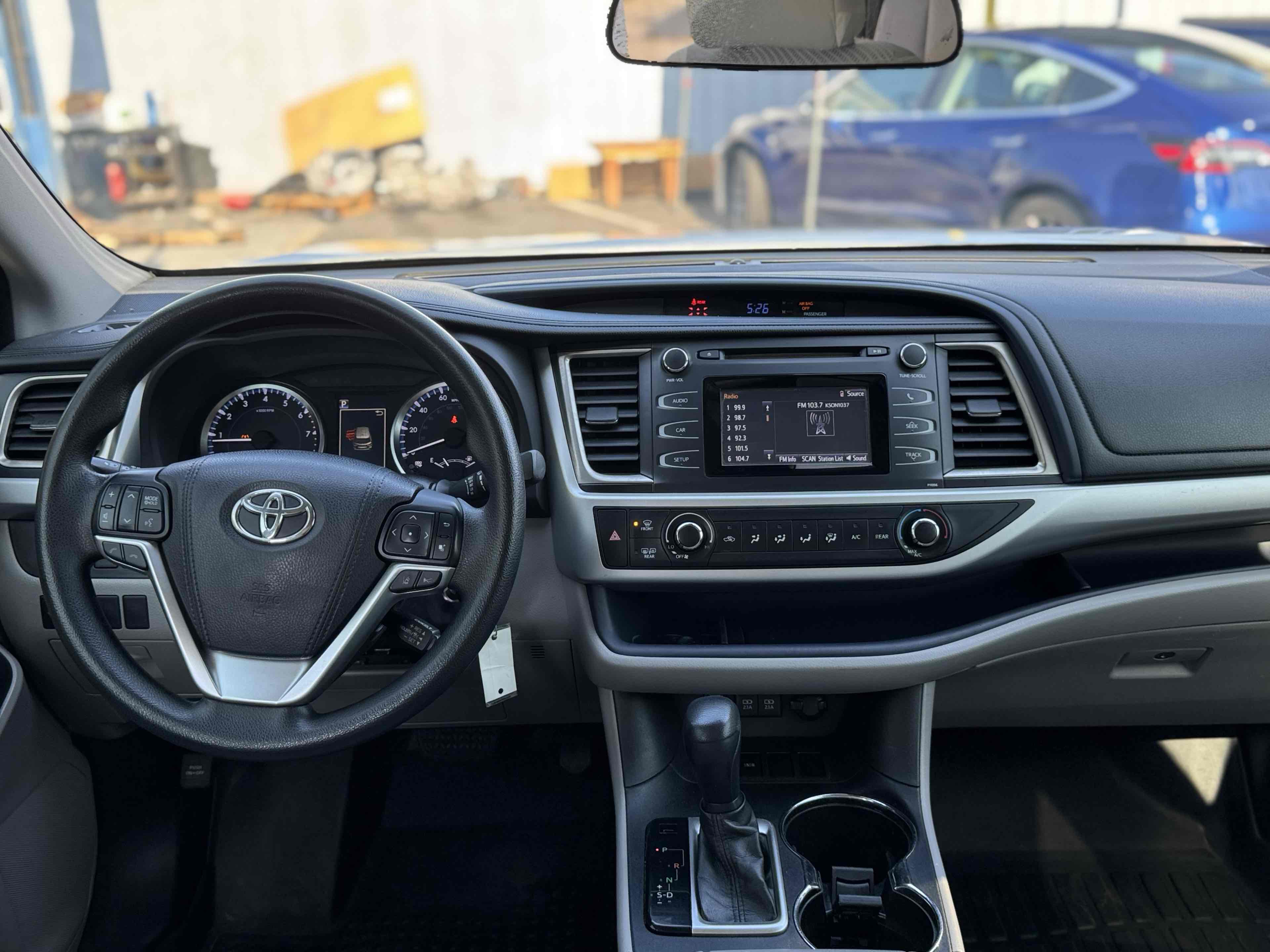 2017 Toyota Highlander LE photo 12