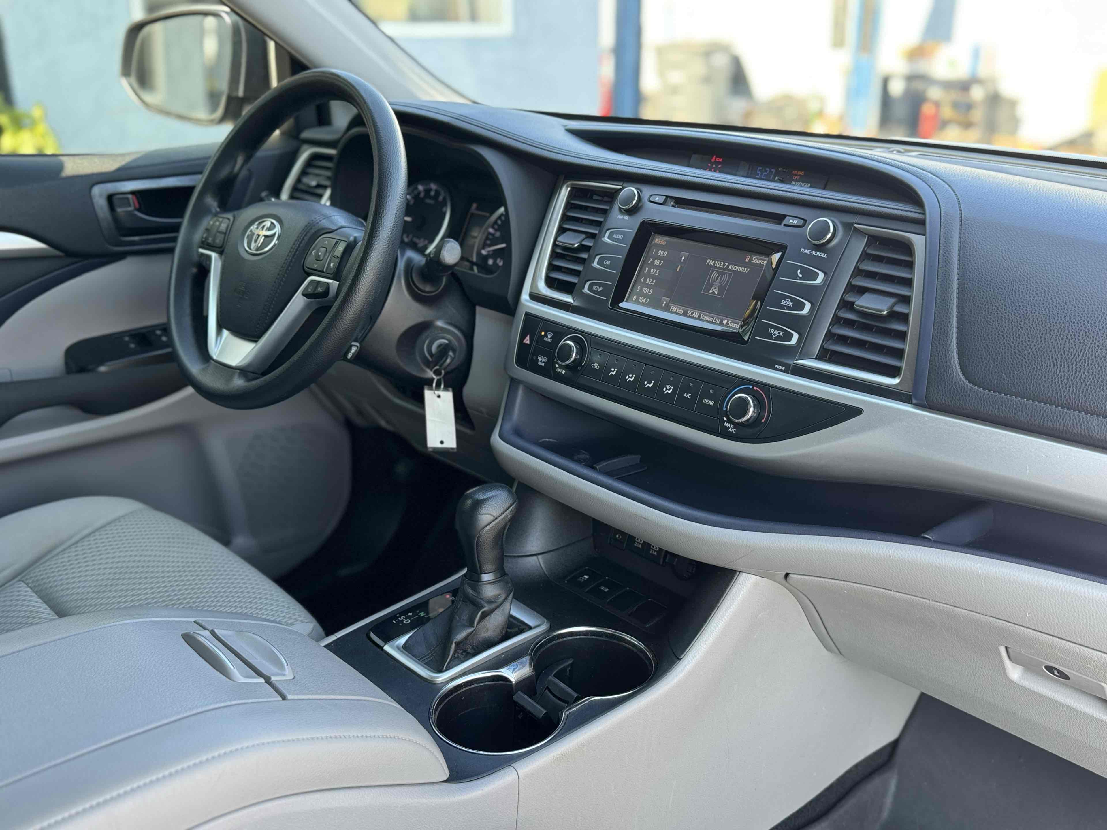 2017 Toyota Highlander LE photo 13