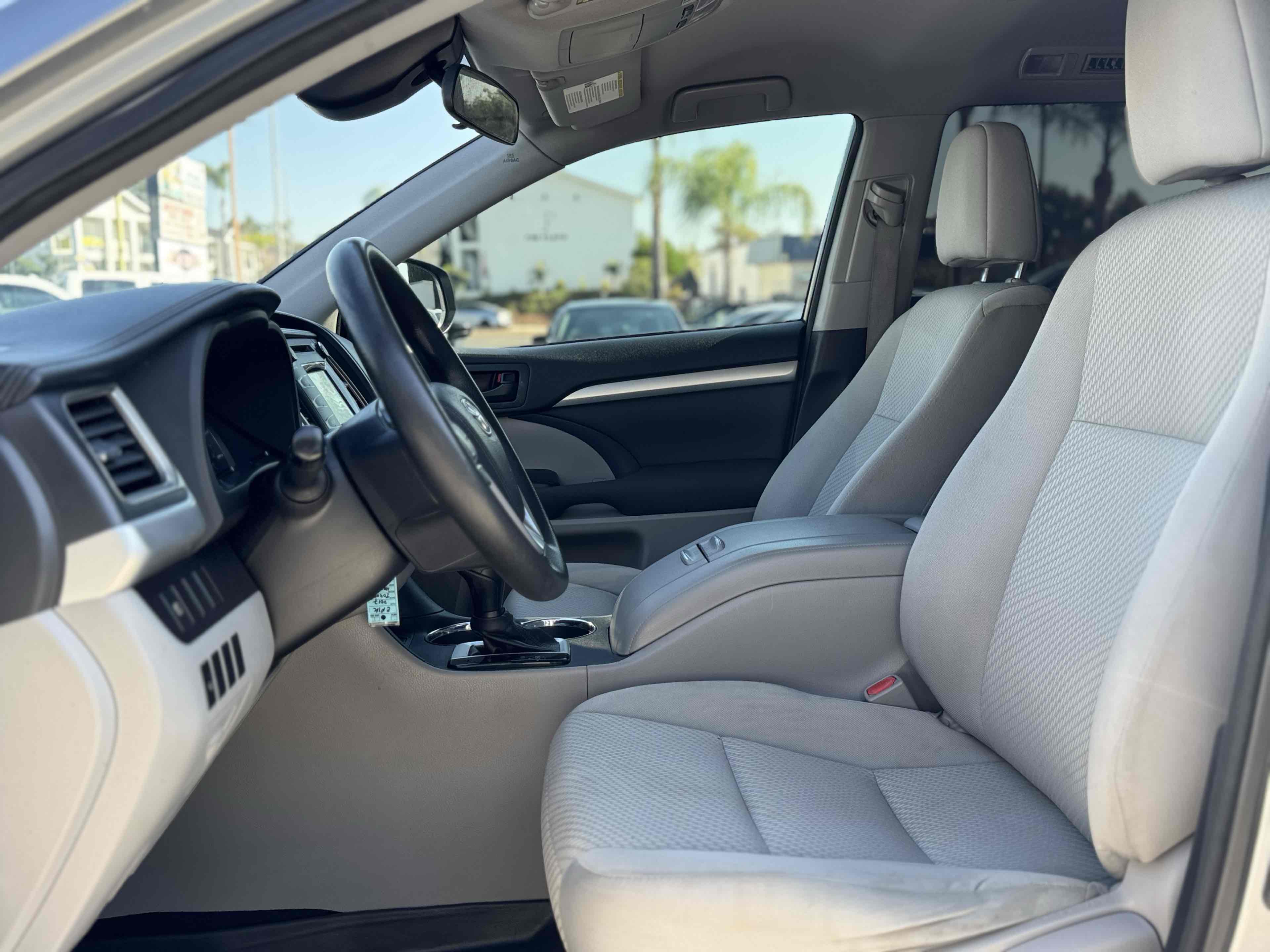 2017 Toyota Highlander LE photo 14