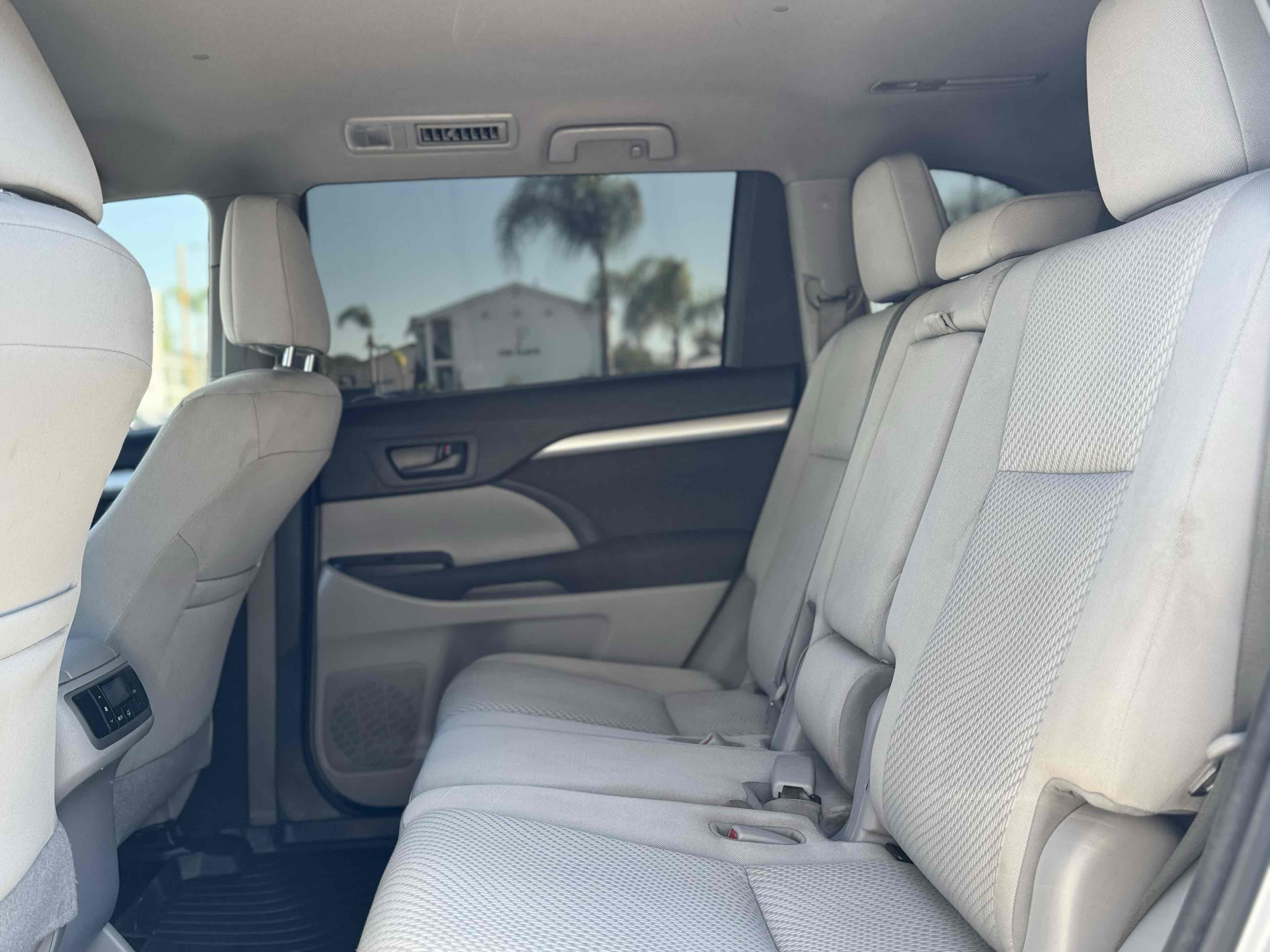 2017 Toyota Highlander LE photo 15