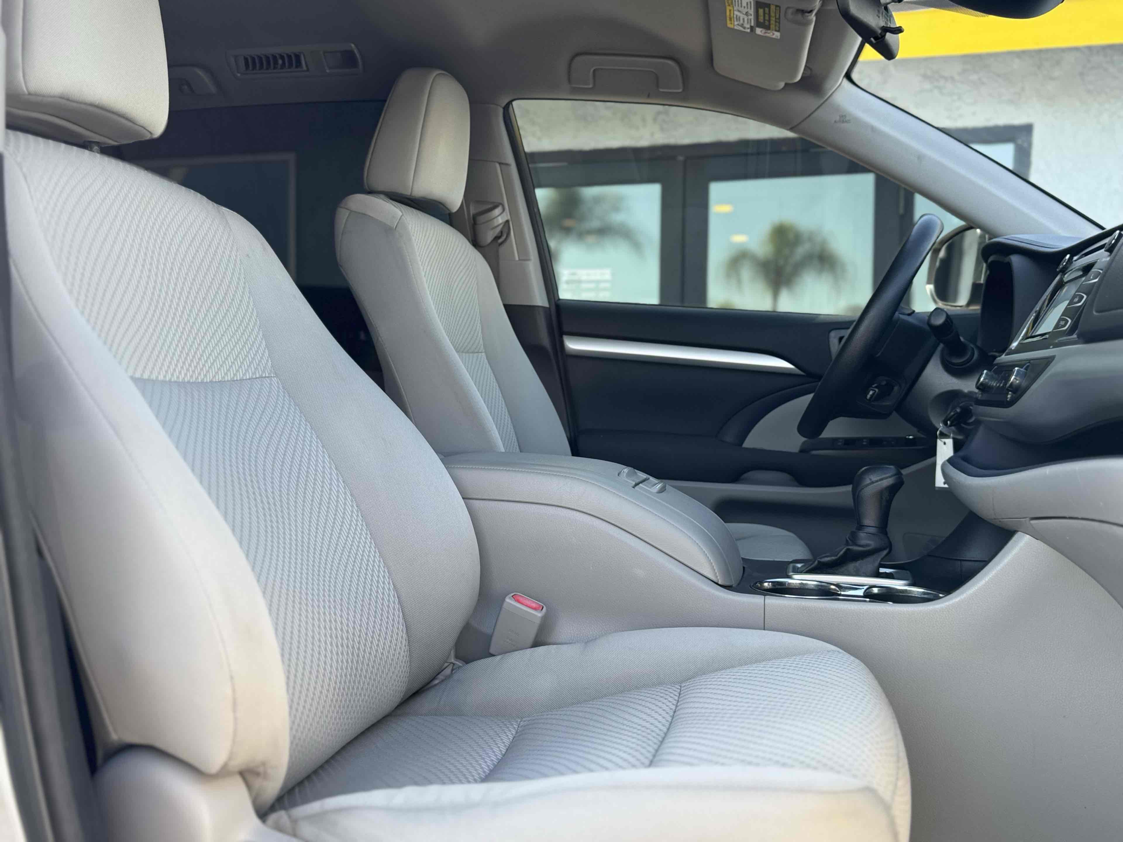 2017 Toyota Highlander LE photo 17