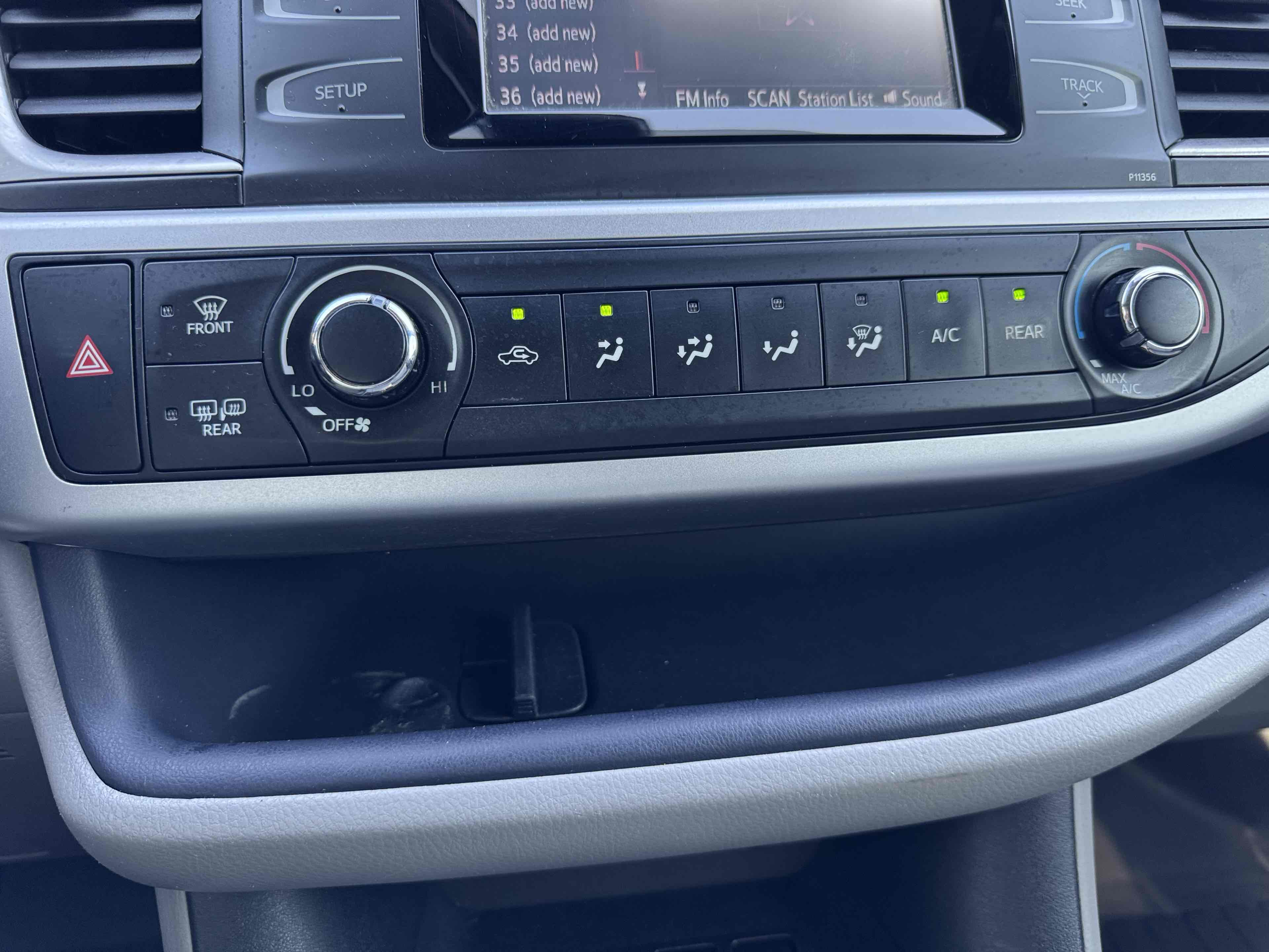 2017 Toyota Highlander LE photo 25