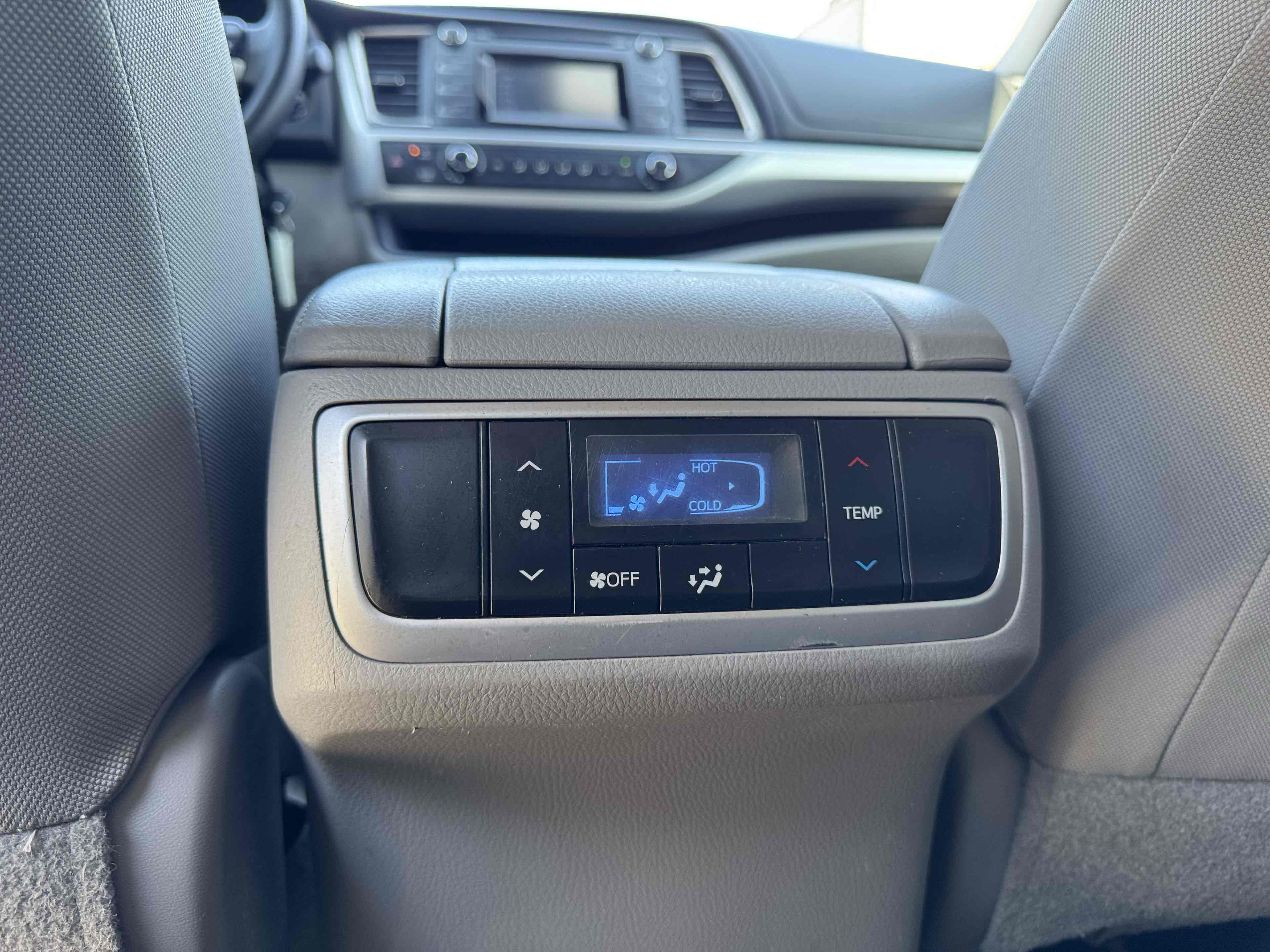 2017 Toyota Highlander LE photo 30