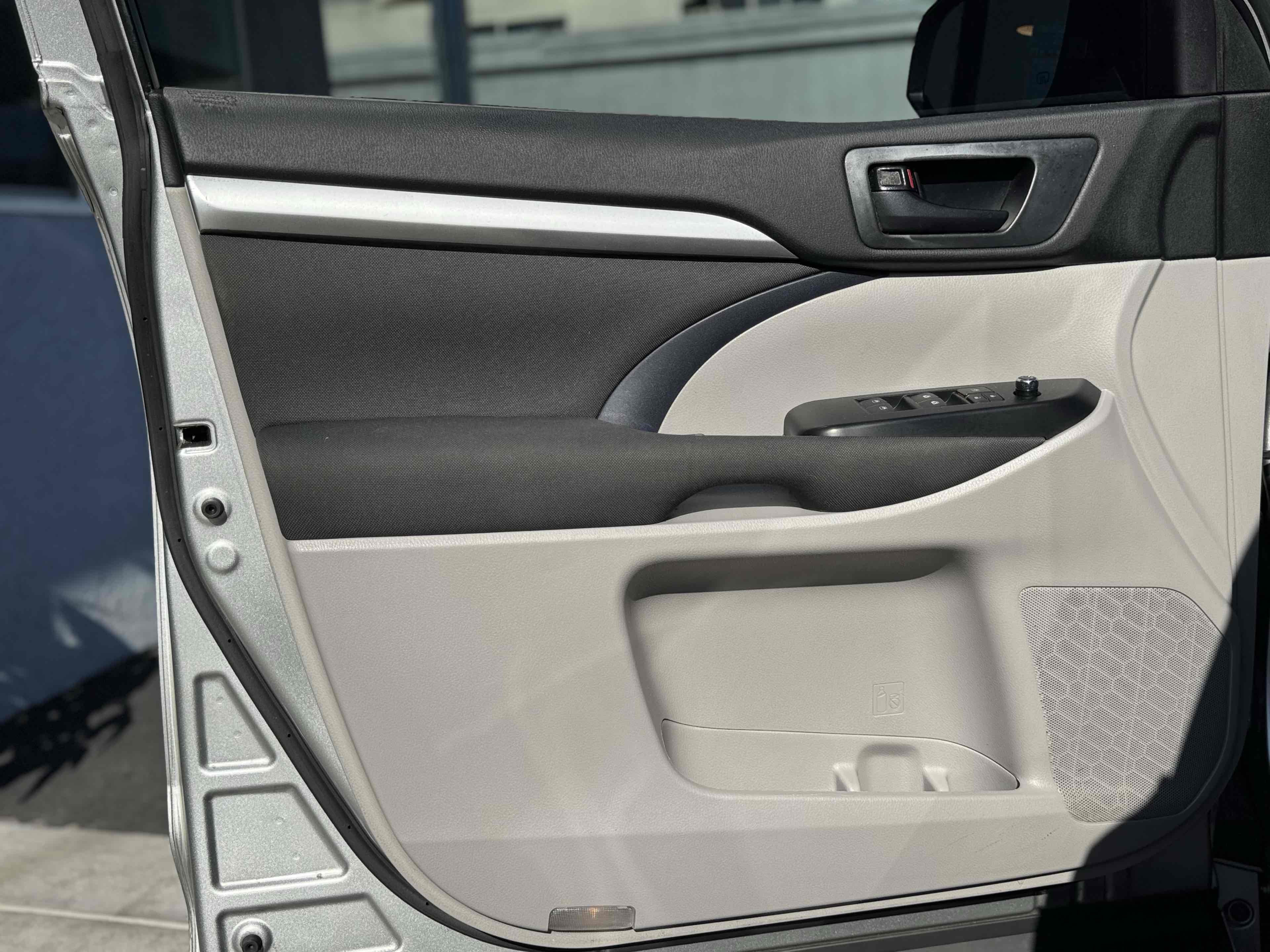 2017 Toyota Highlander LE photo 31