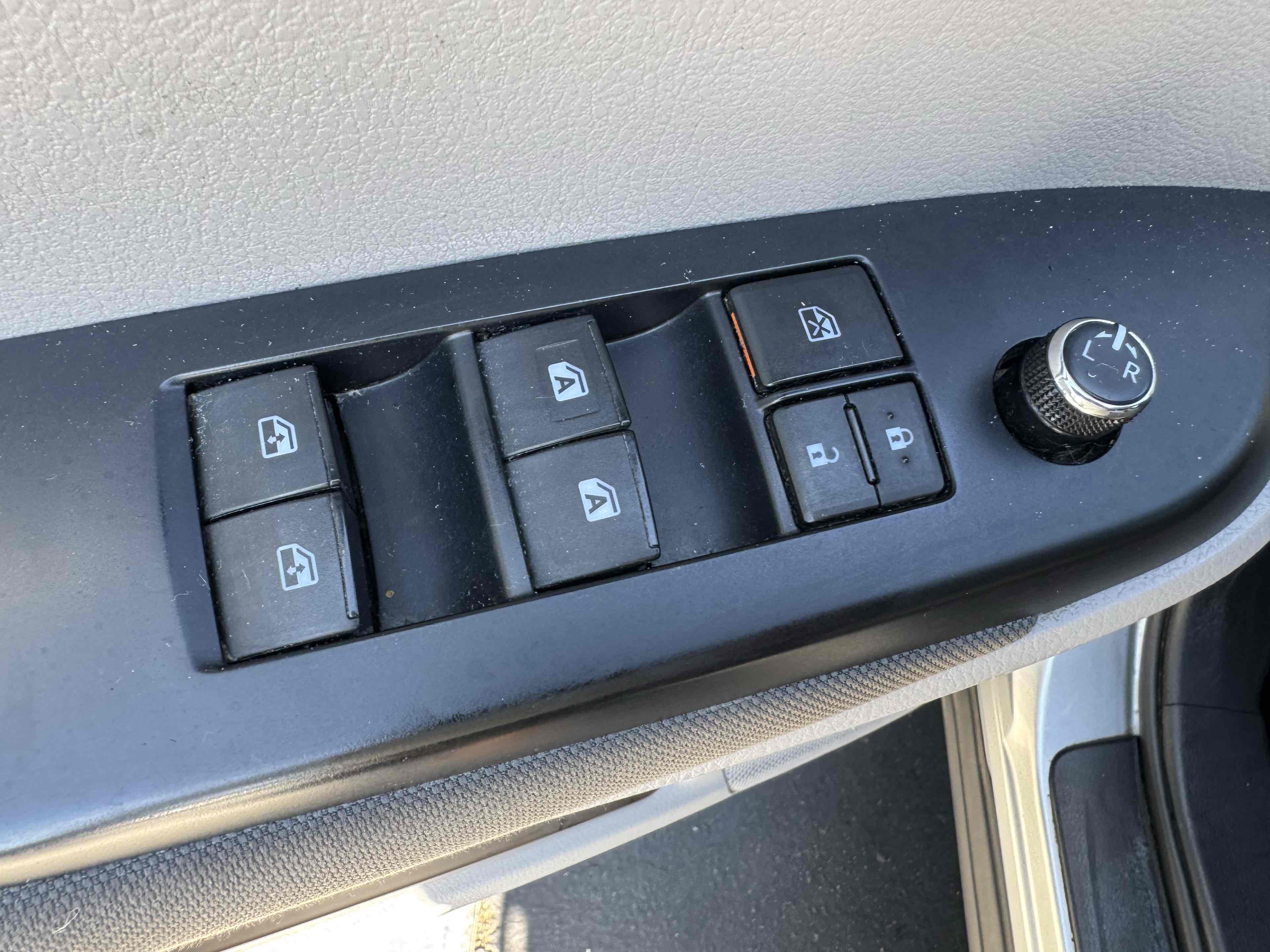 2017 Toyota Highlander LE photo 32