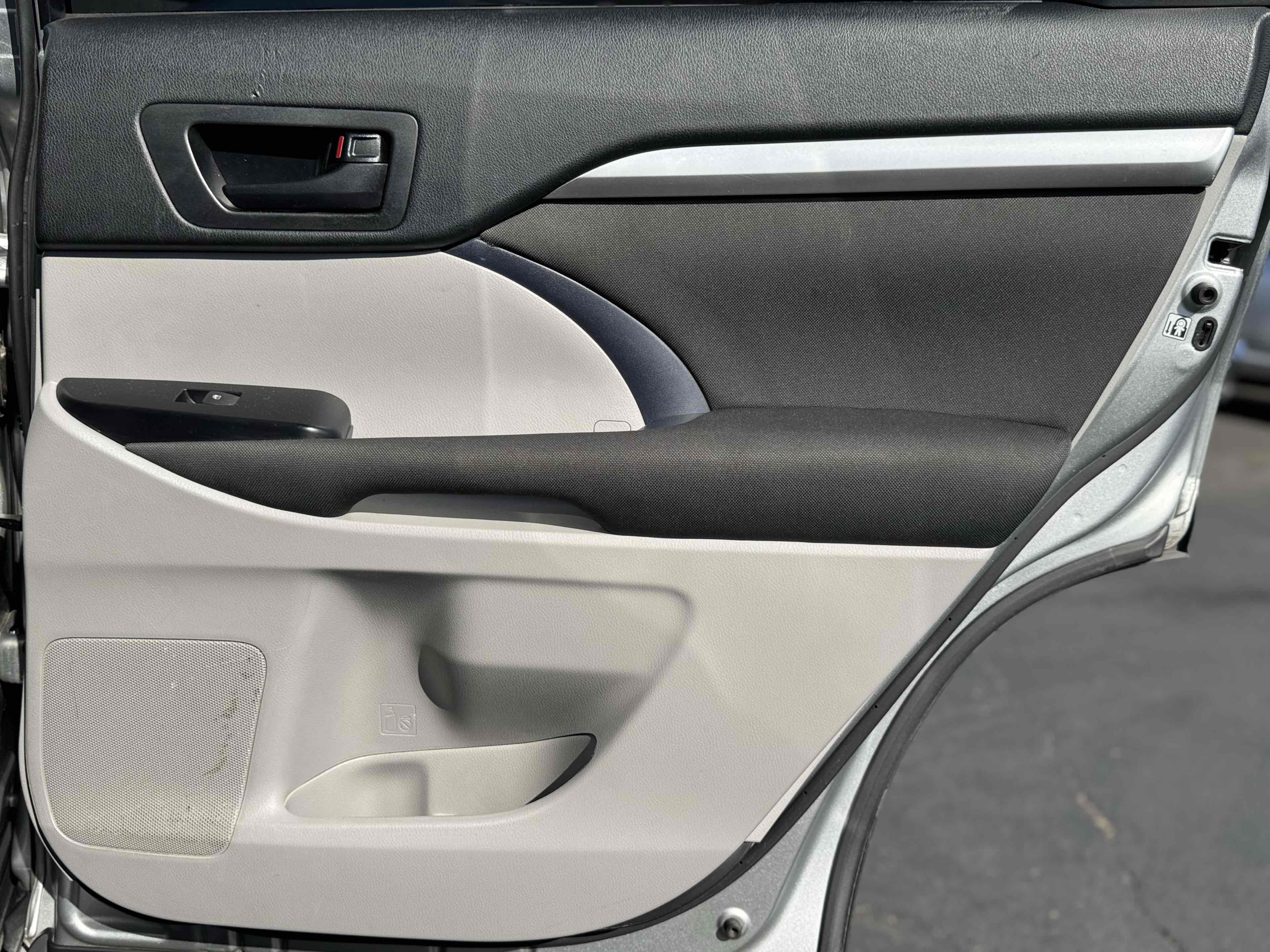 2017 Toyota Highlander LE photo 33
