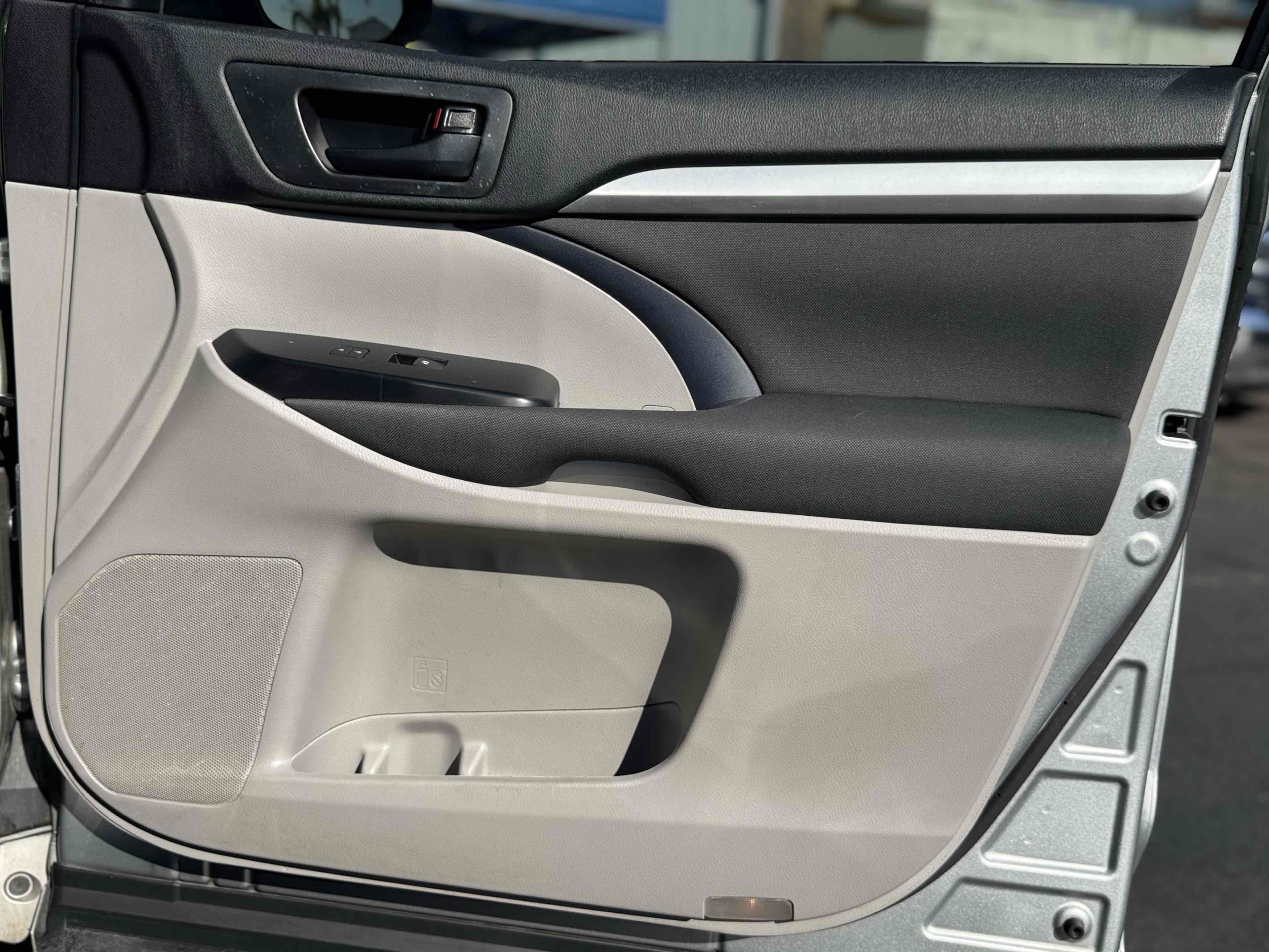2017 Toyota Highlander LE photo 34