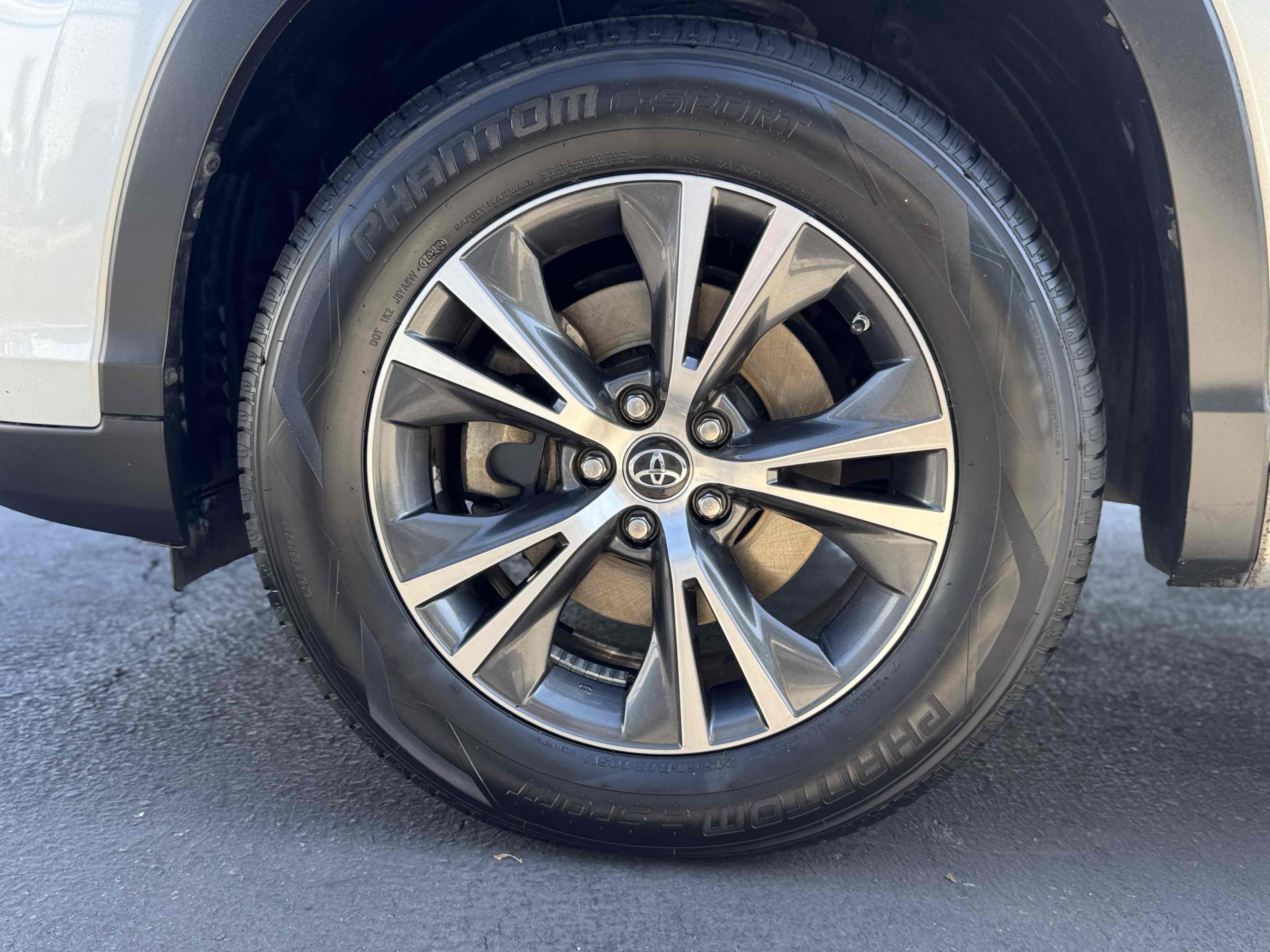 2017 Toyota Highlander LE photo 35