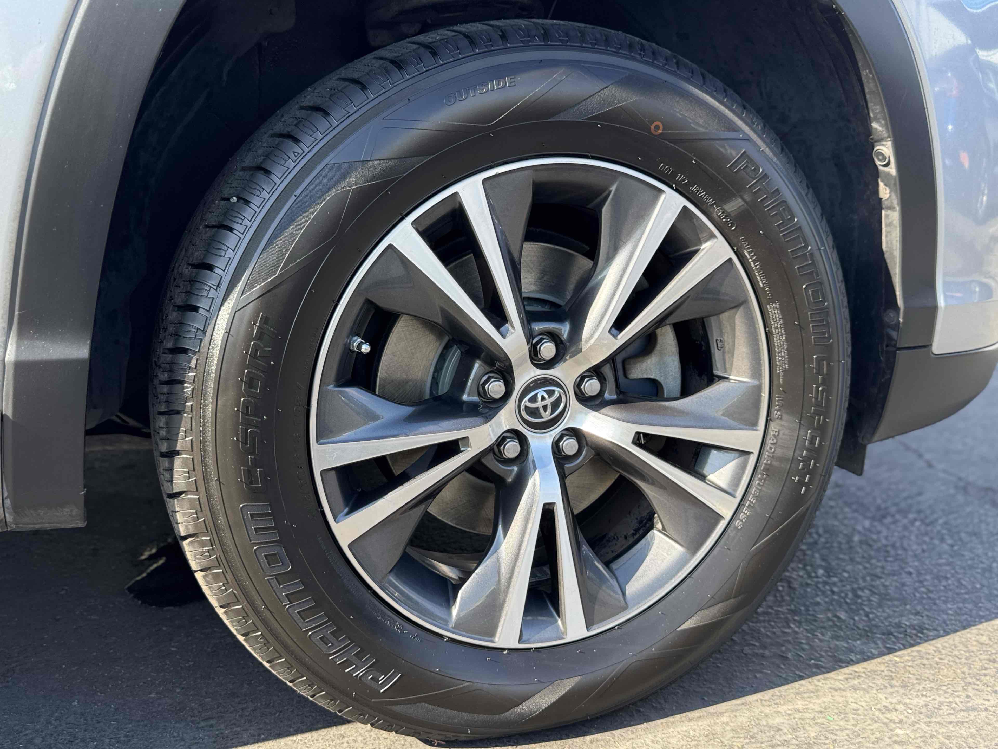 2017 Toyota Highlander LE photo 36