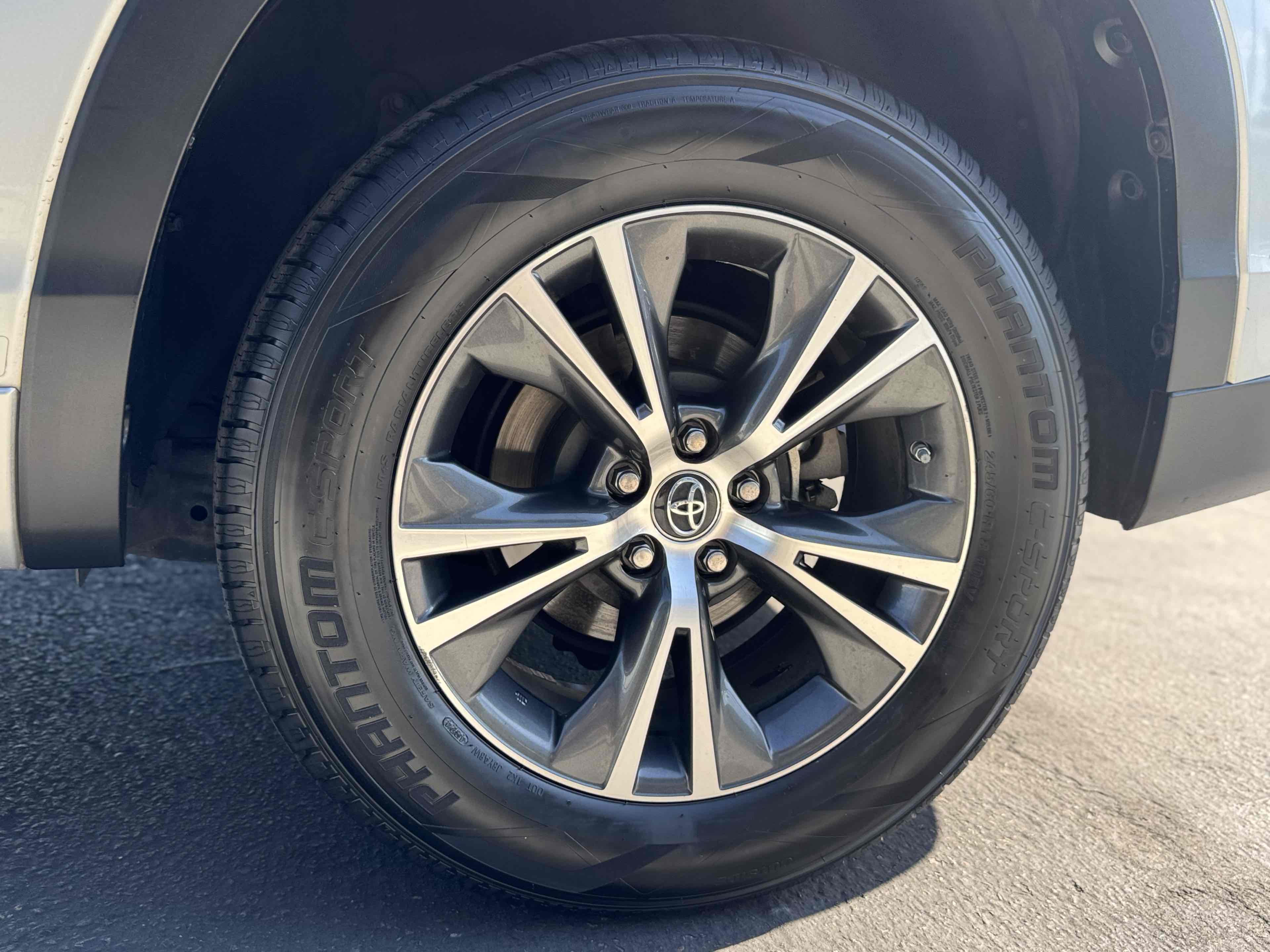 2017 Toyota Highlander LE photo 38