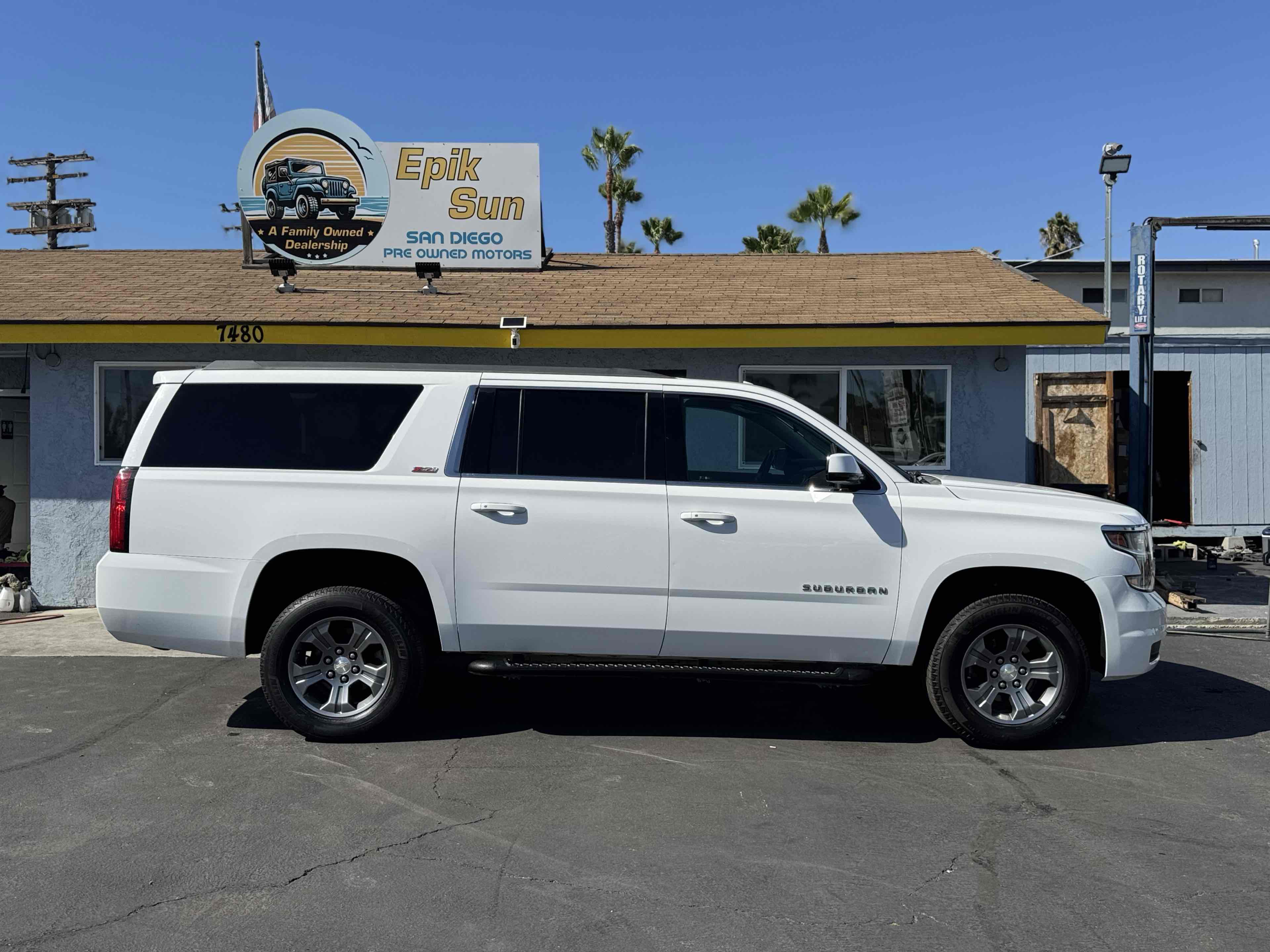 2017 Chevrolet Suburban LT photo 4