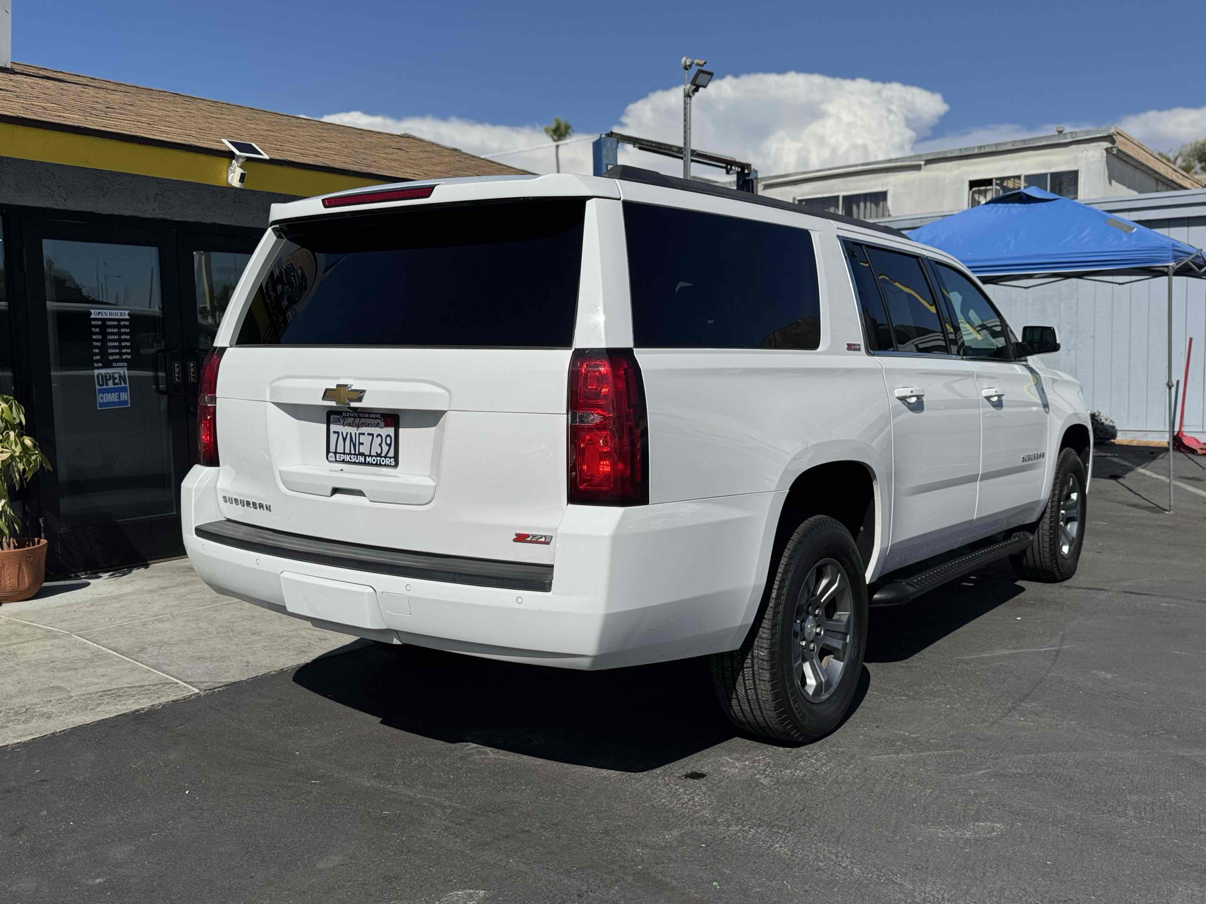2017 Chevrolet Suburban LT photo 5