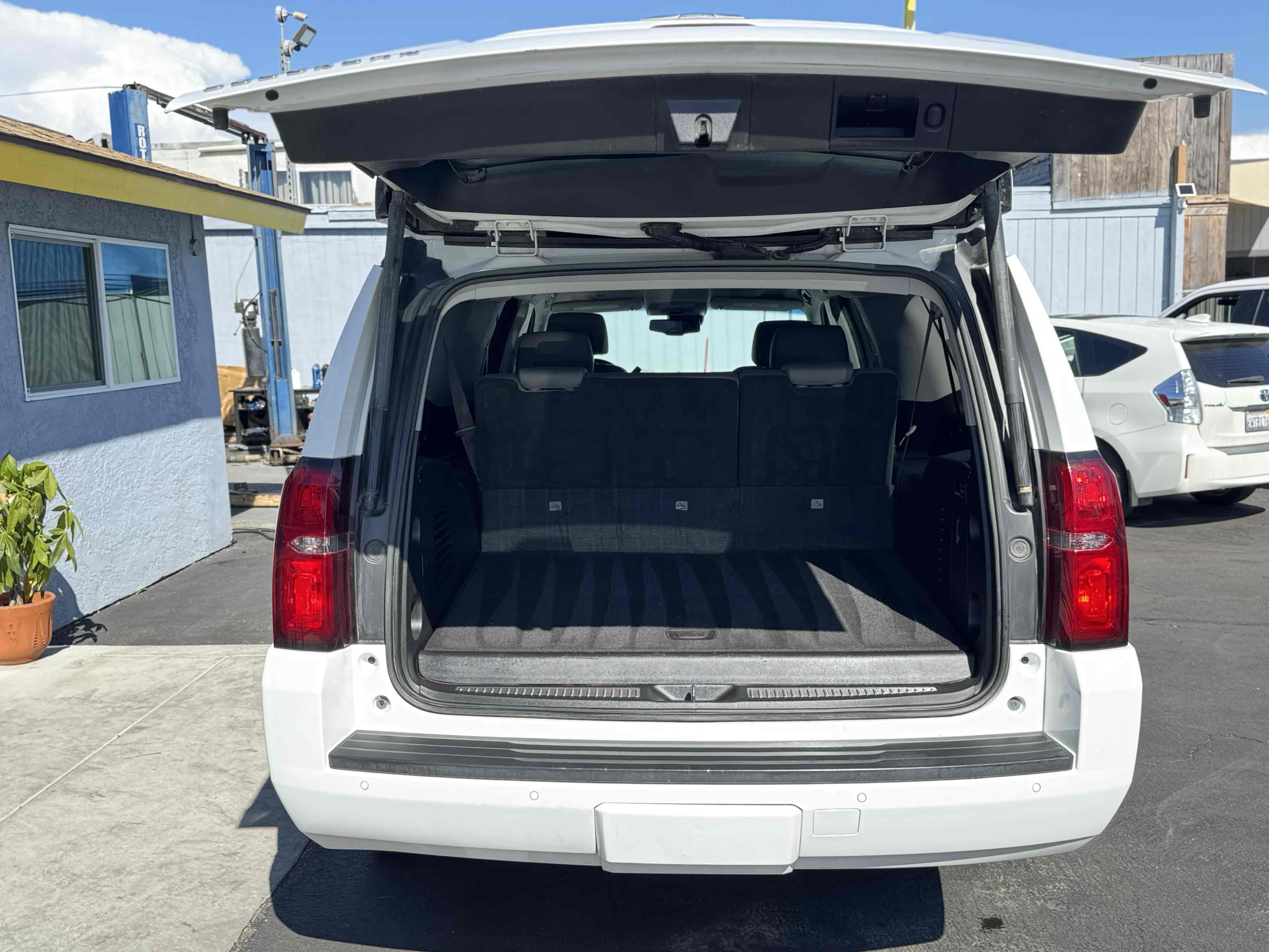 2017 Chevrolet Suburban LT photo 9