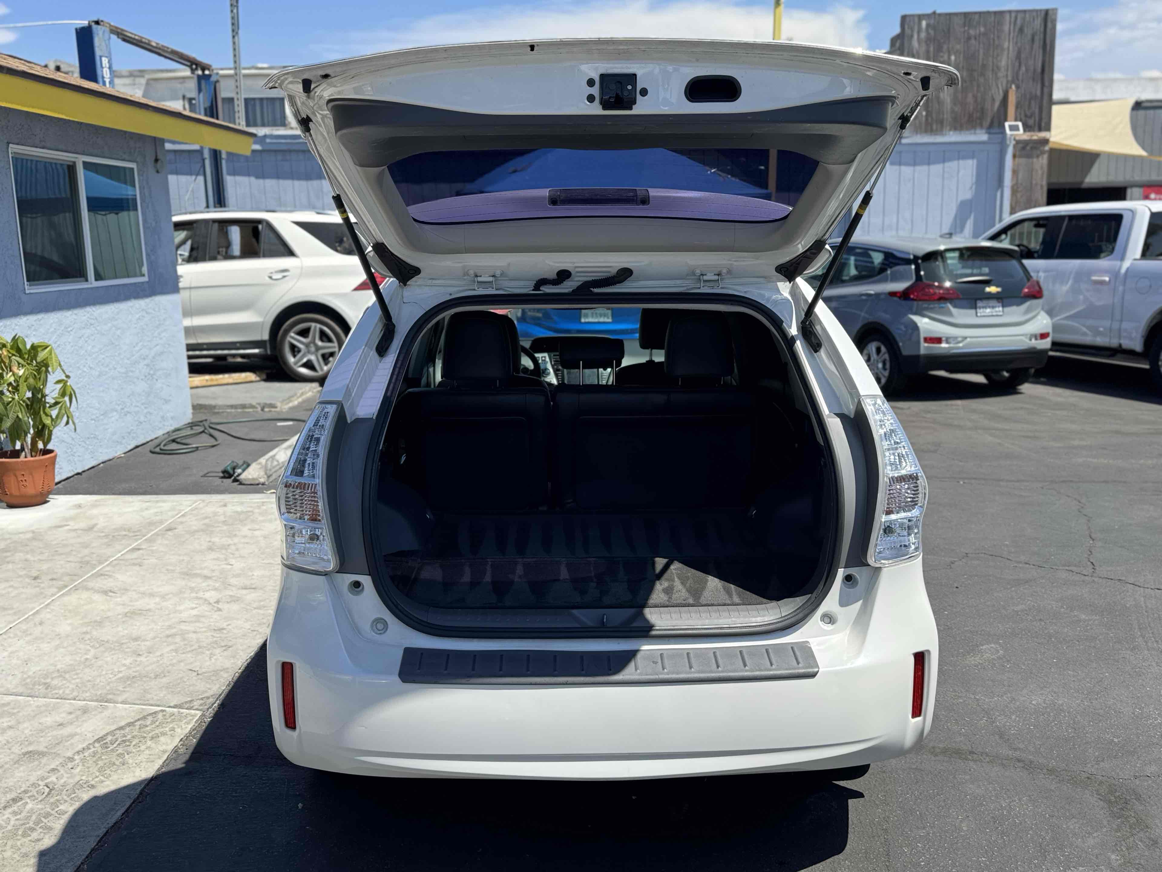 2012 Toyota Prius V Five photo 9