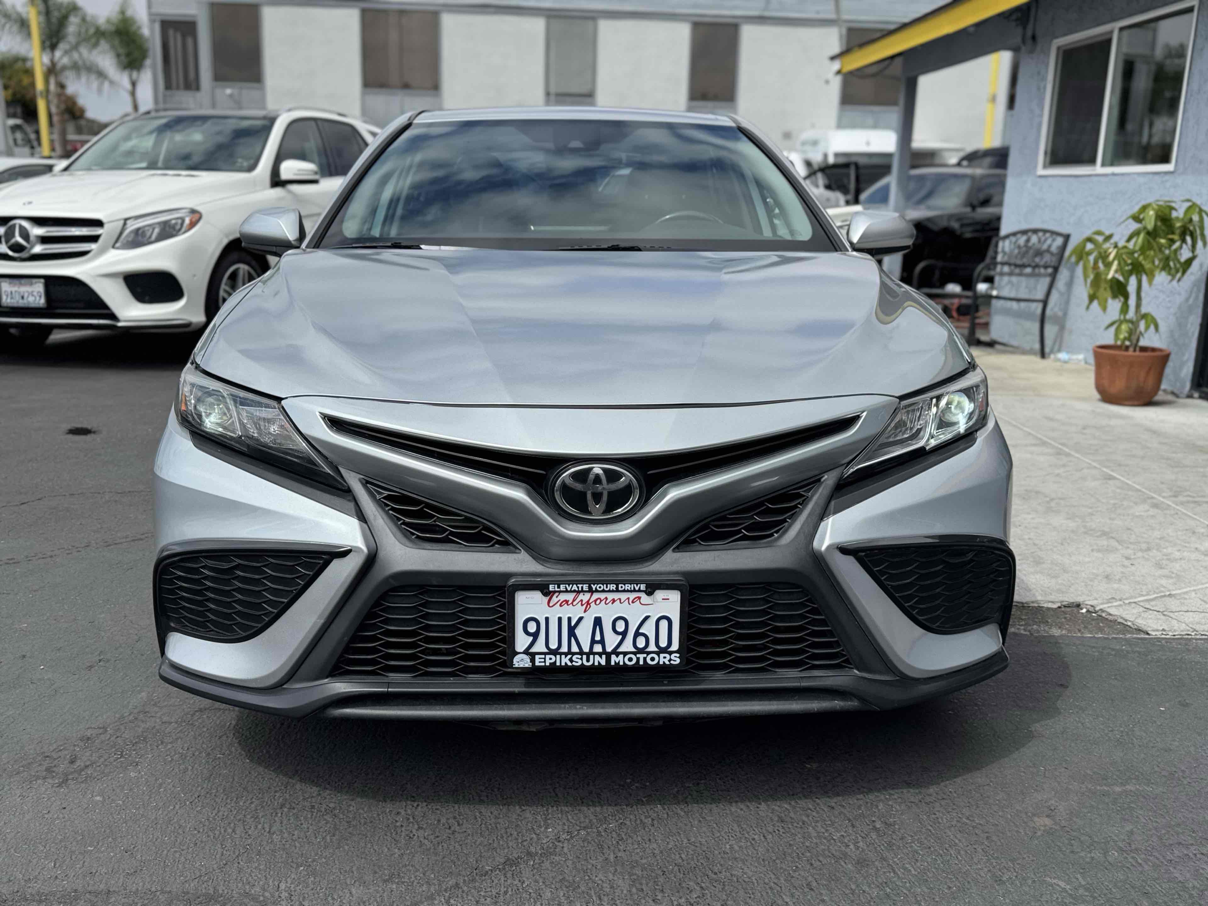 2021 Toyota Camry SE photo 2