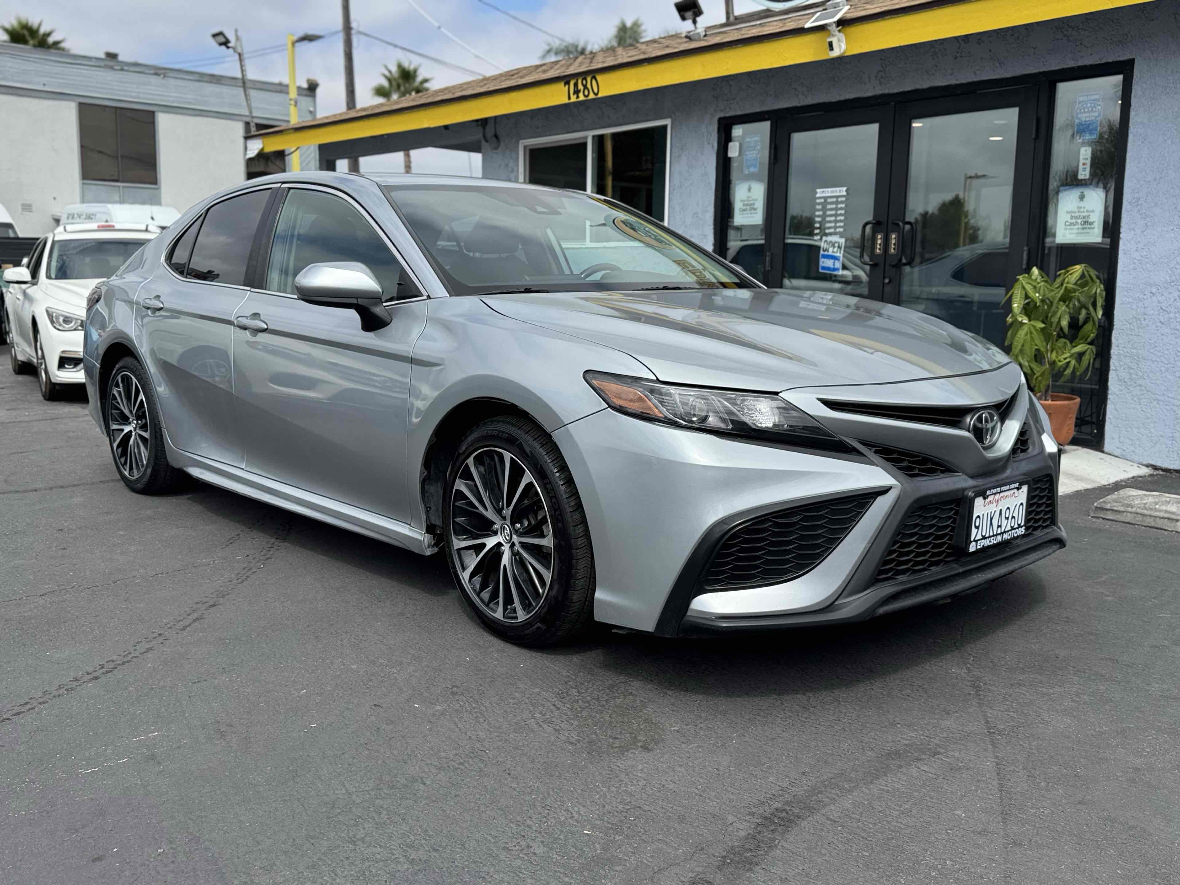 2021 Toyota Camry SE photo 3