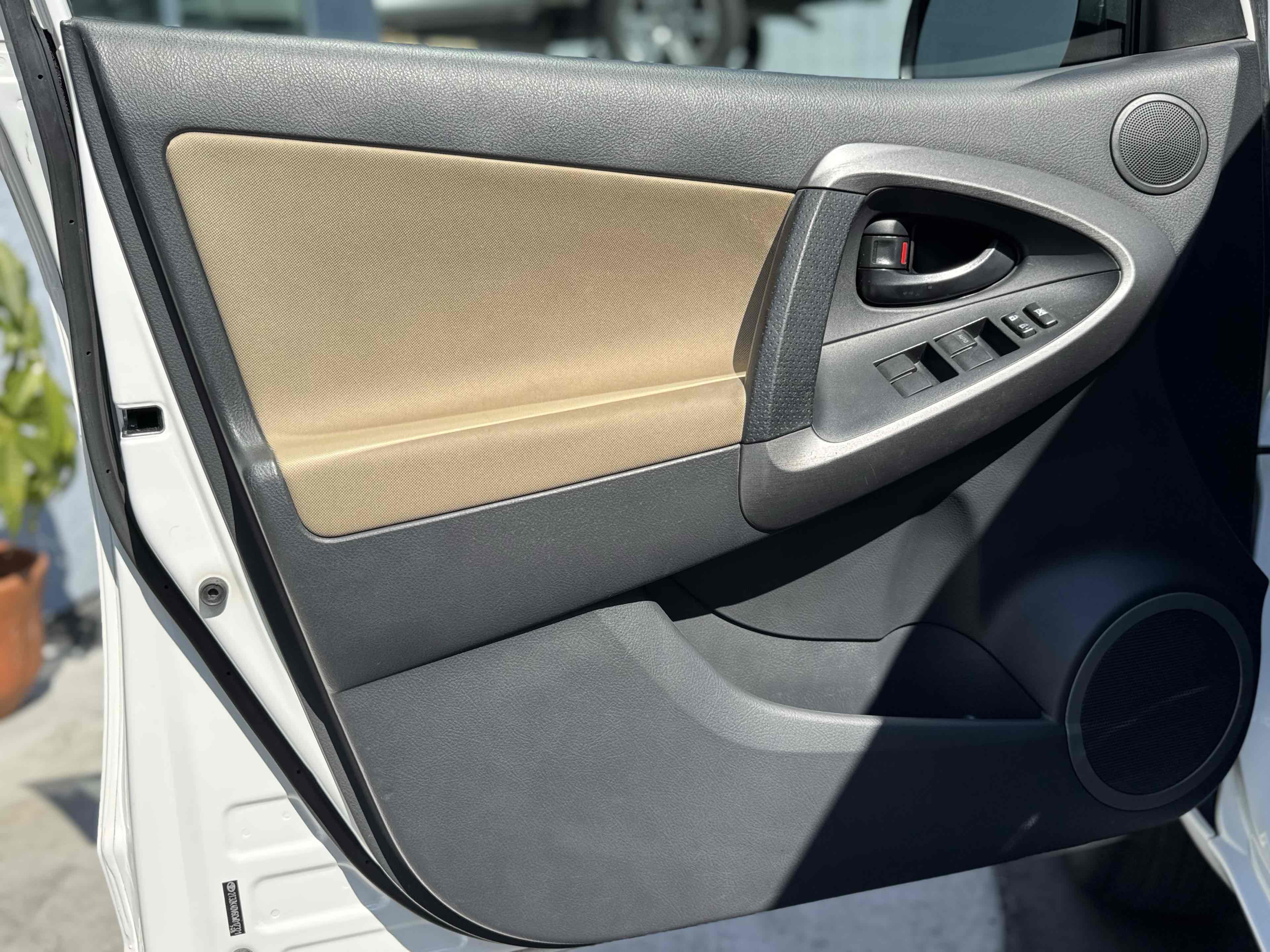 2012 Toyota RAV4 photo 29