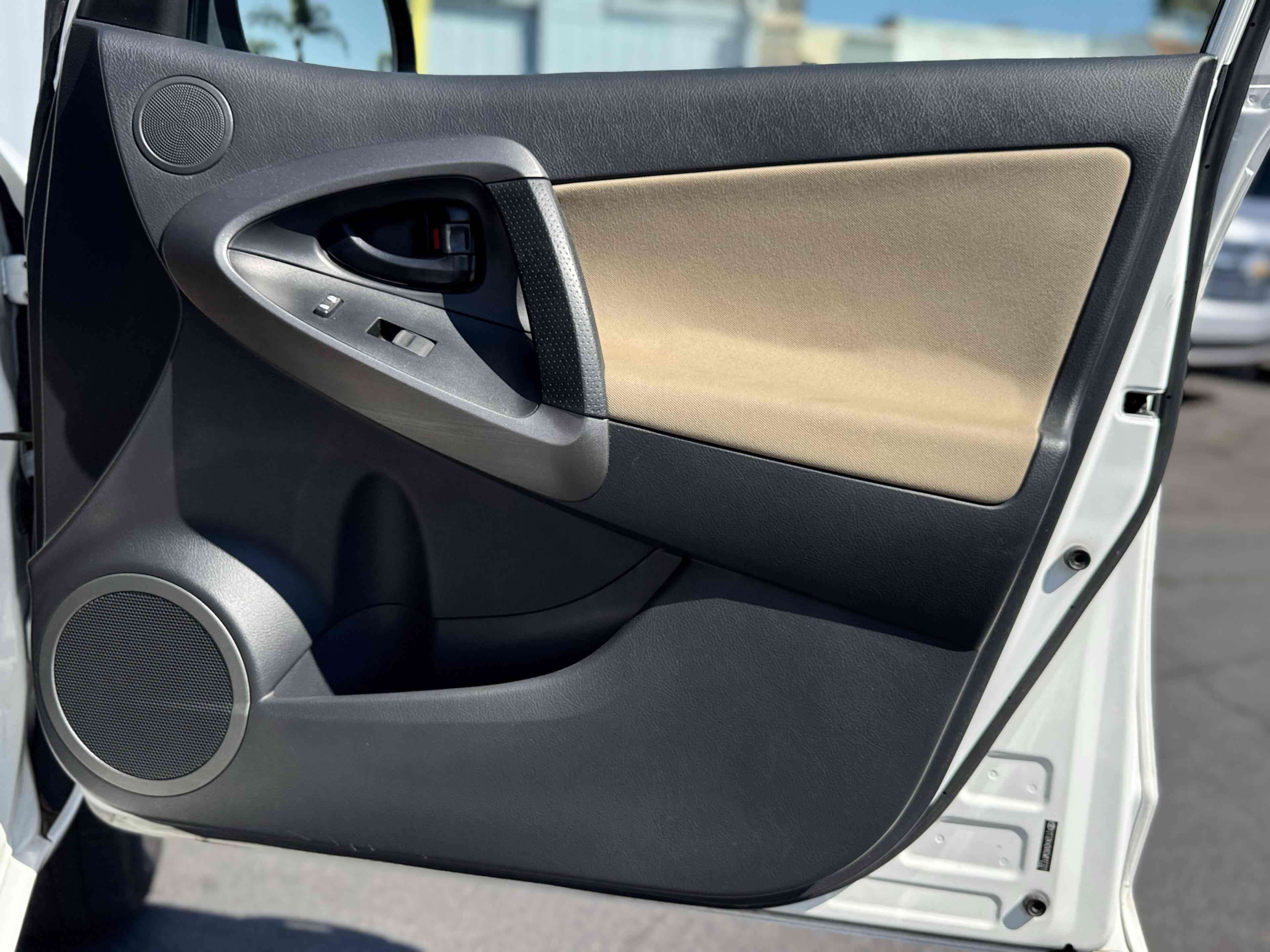 2012 Toyota RAV4 photo 33