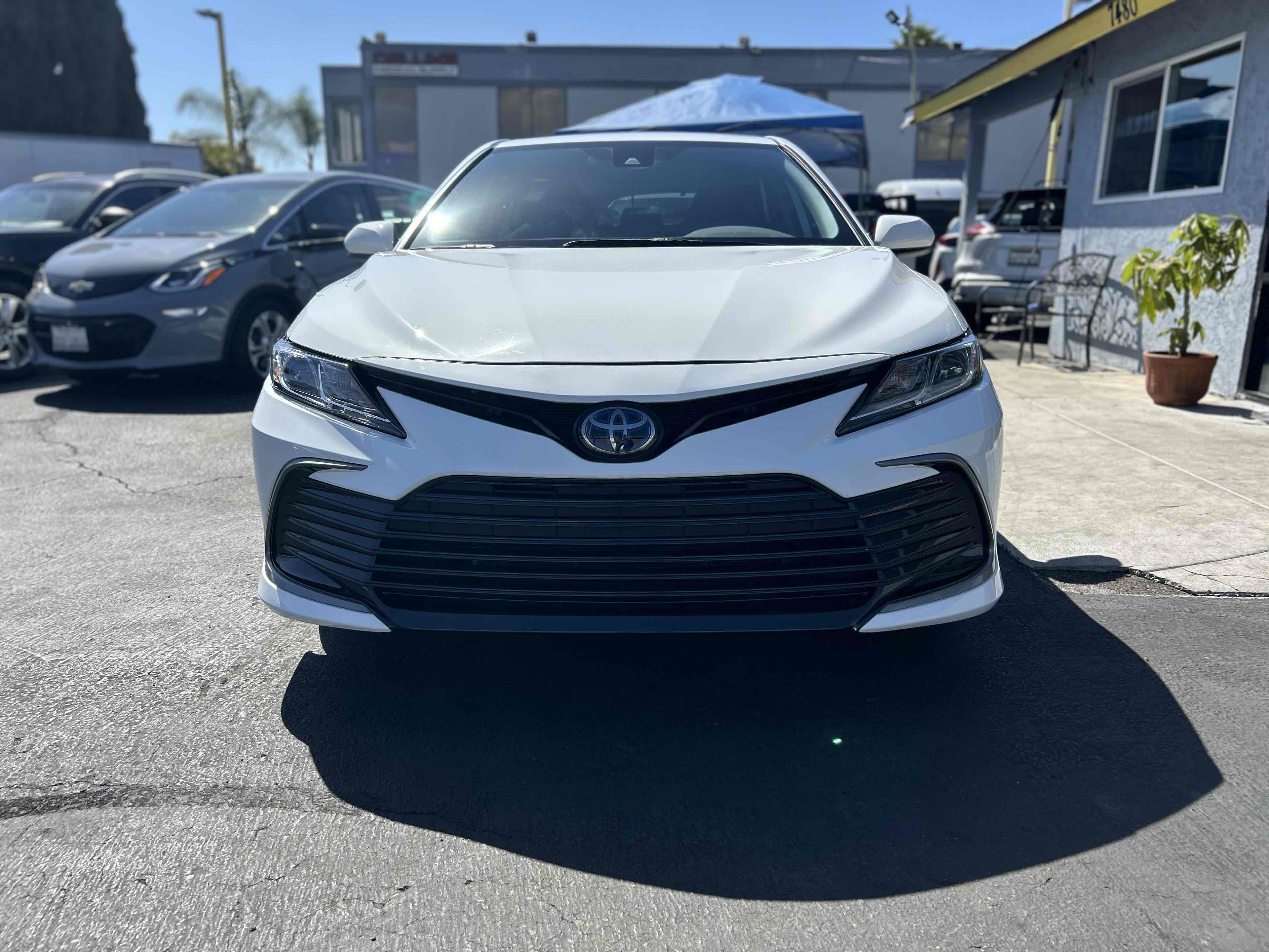 2023 Toyota Camry Hybrid LE photo 2