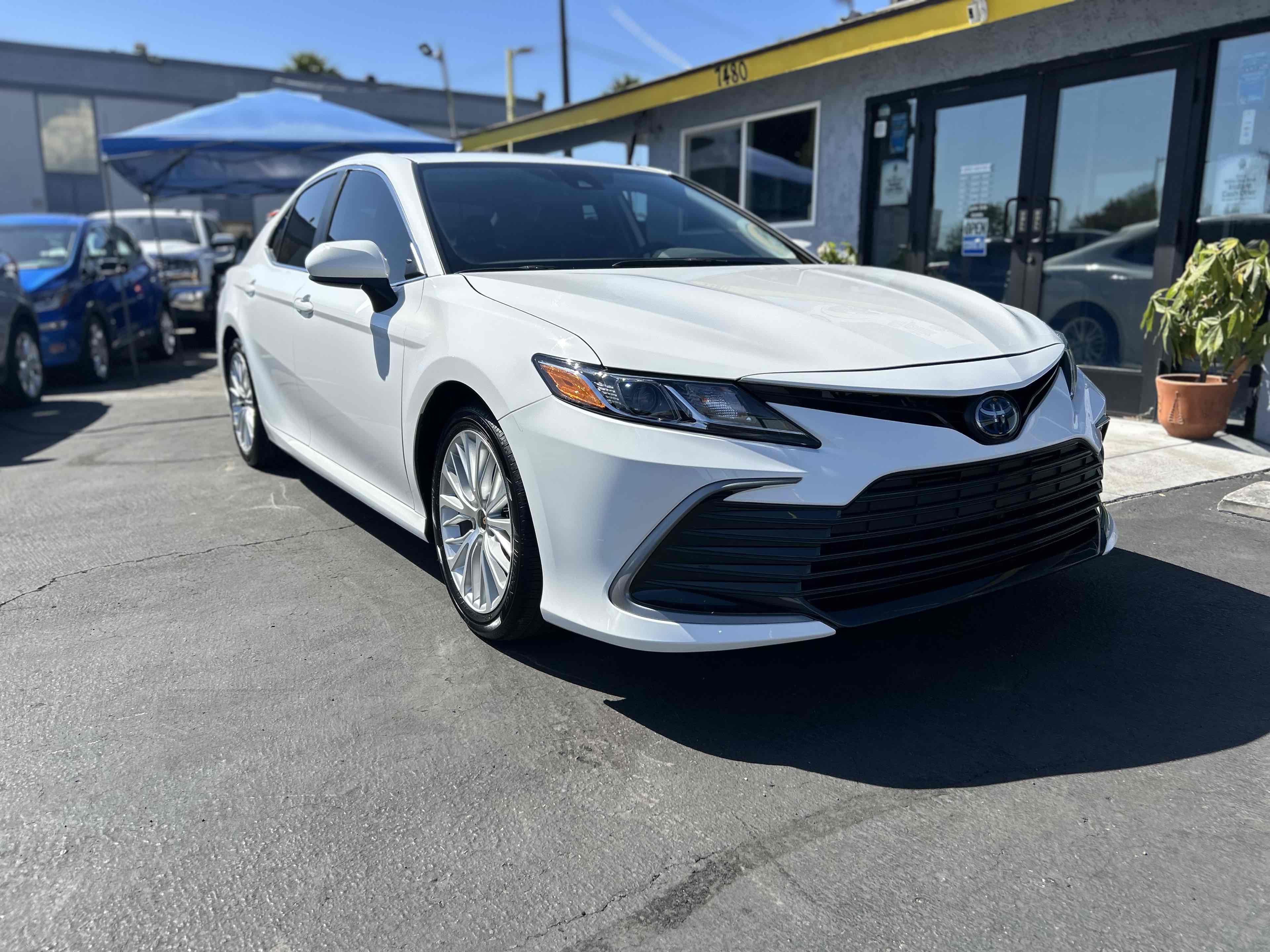 2023 Toyota Camry Hybrid LE photo 3