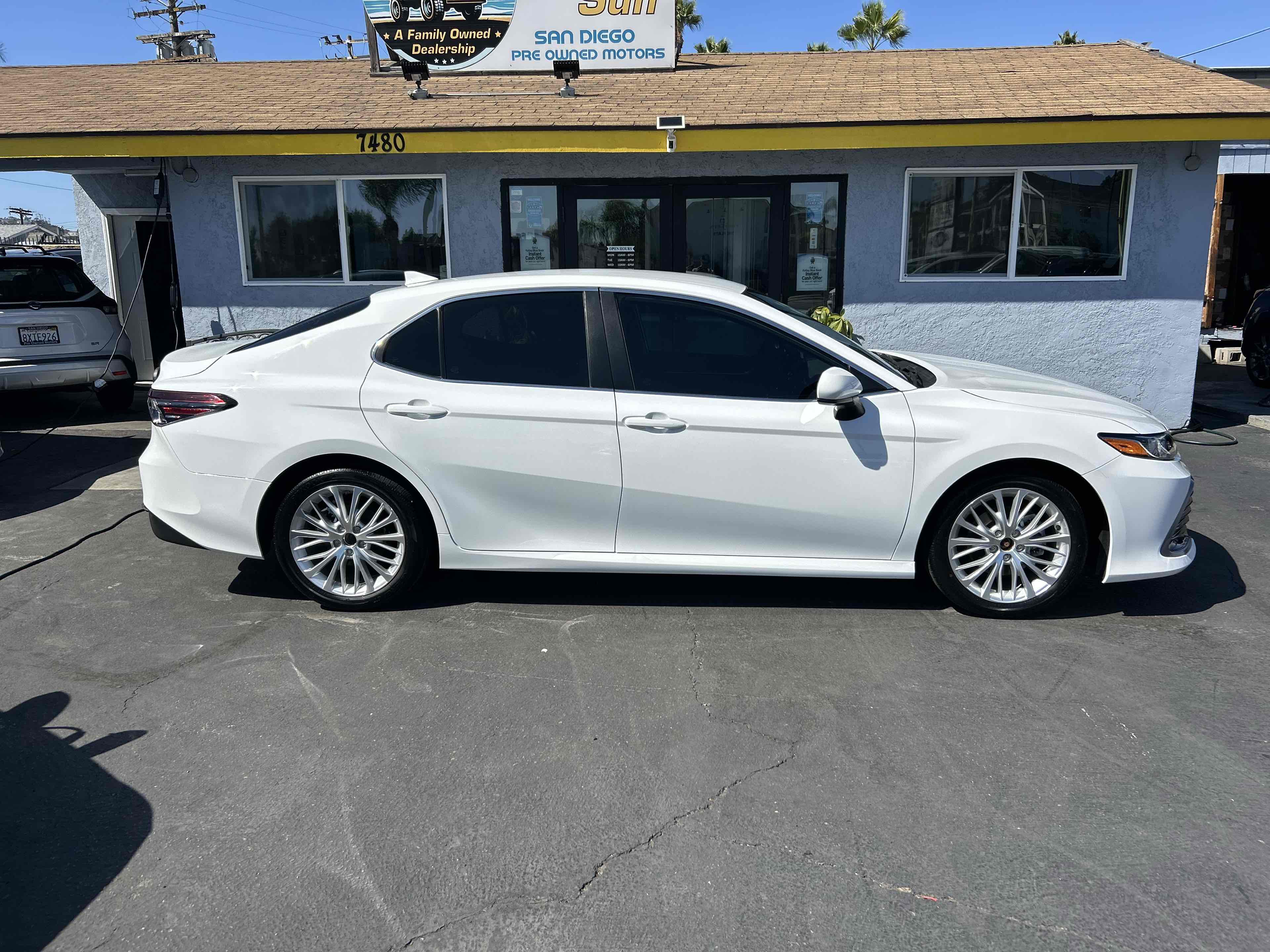 2023 Toyota Camry Hybrid LE photo 4