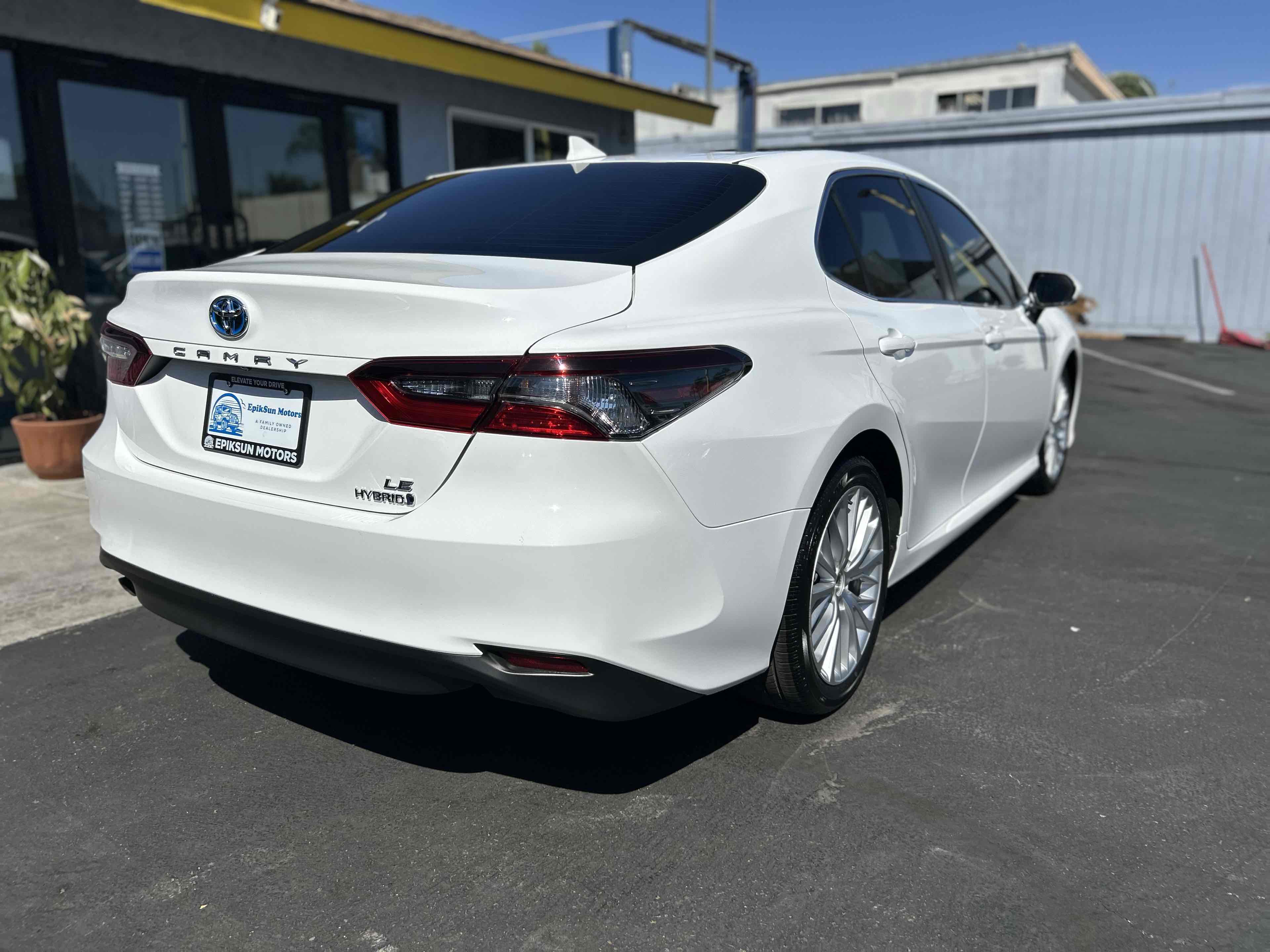 2023 Toyota Camry Hybrid LE photo 5