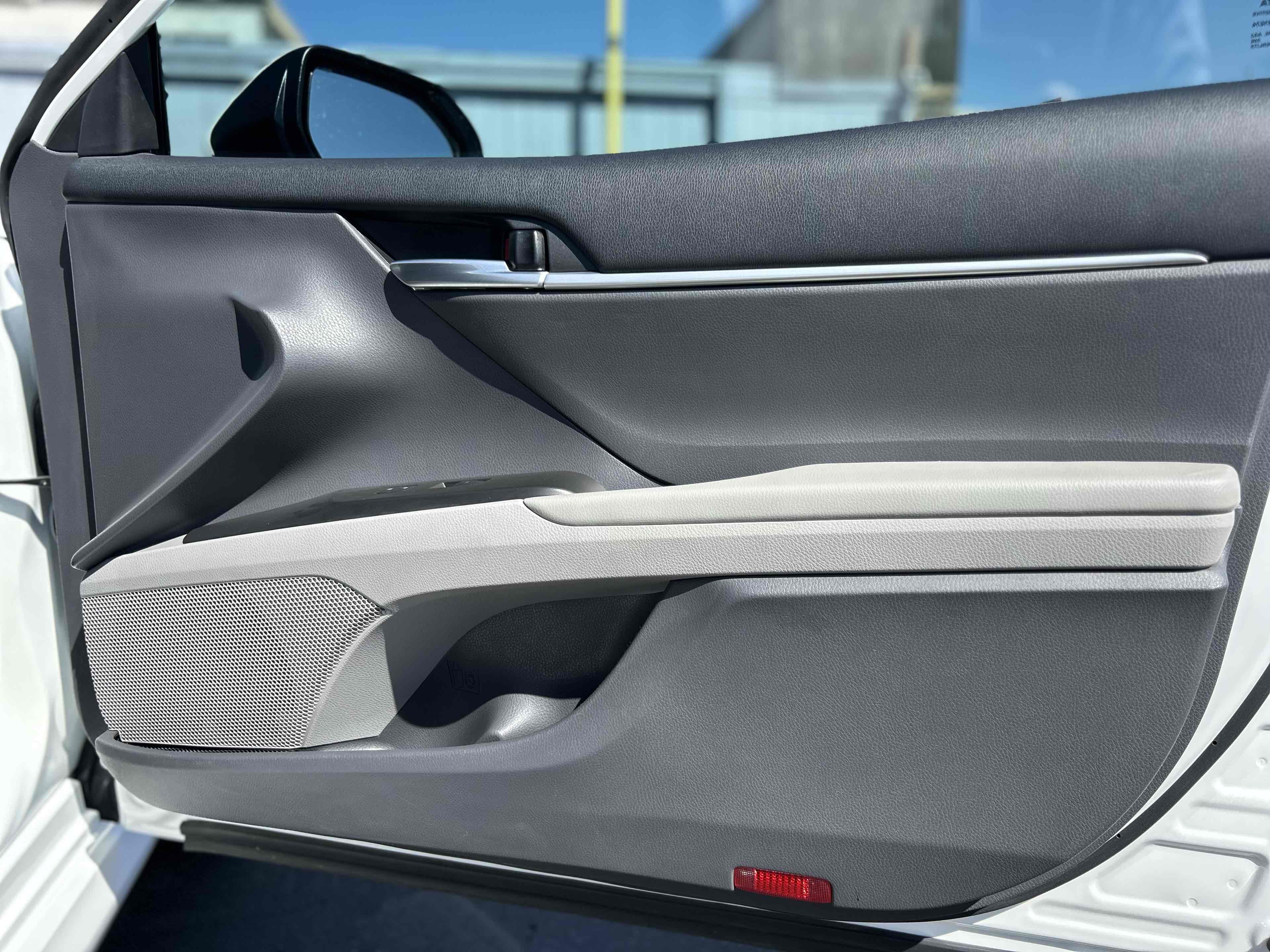 2023 Toyota Camry Hybrid LE photo 24
